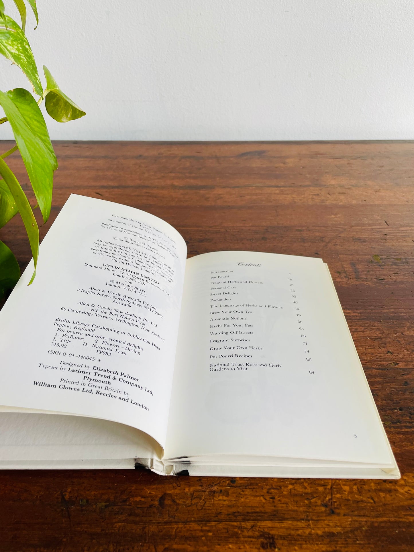 Pot Pourri and Other Scented Delights Hardcover Book by The National Trust (1987)