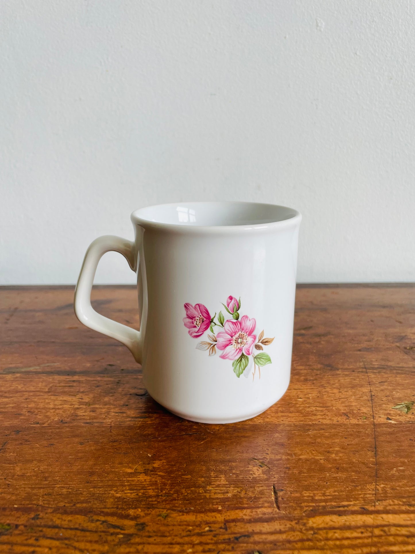 Lake Louise, Alberta White Mug with Flower & Mountain Graphic - Tams Made in England