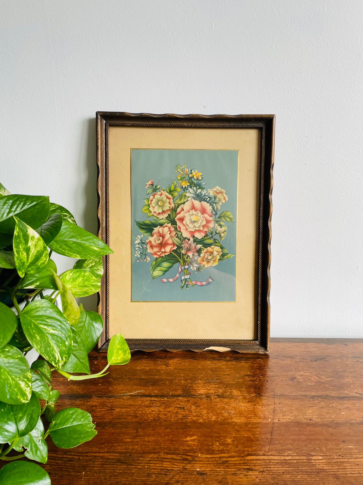 Framed Lithograph Print Picture of Flowers in Scalloped Wood Frame - New York No. 297