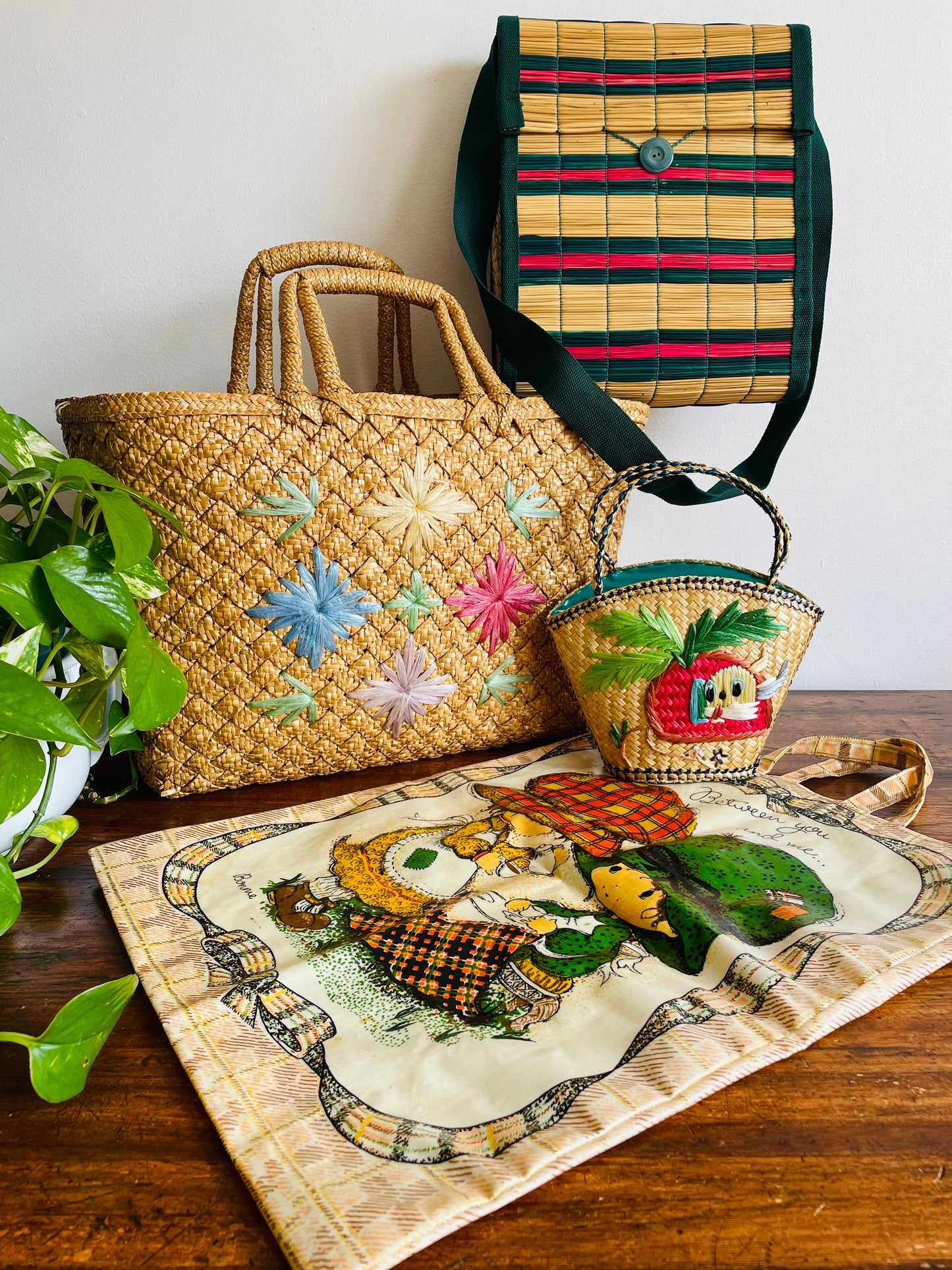 Woven Straw Beach Bag Purse with Raffia Starburst Flower Design