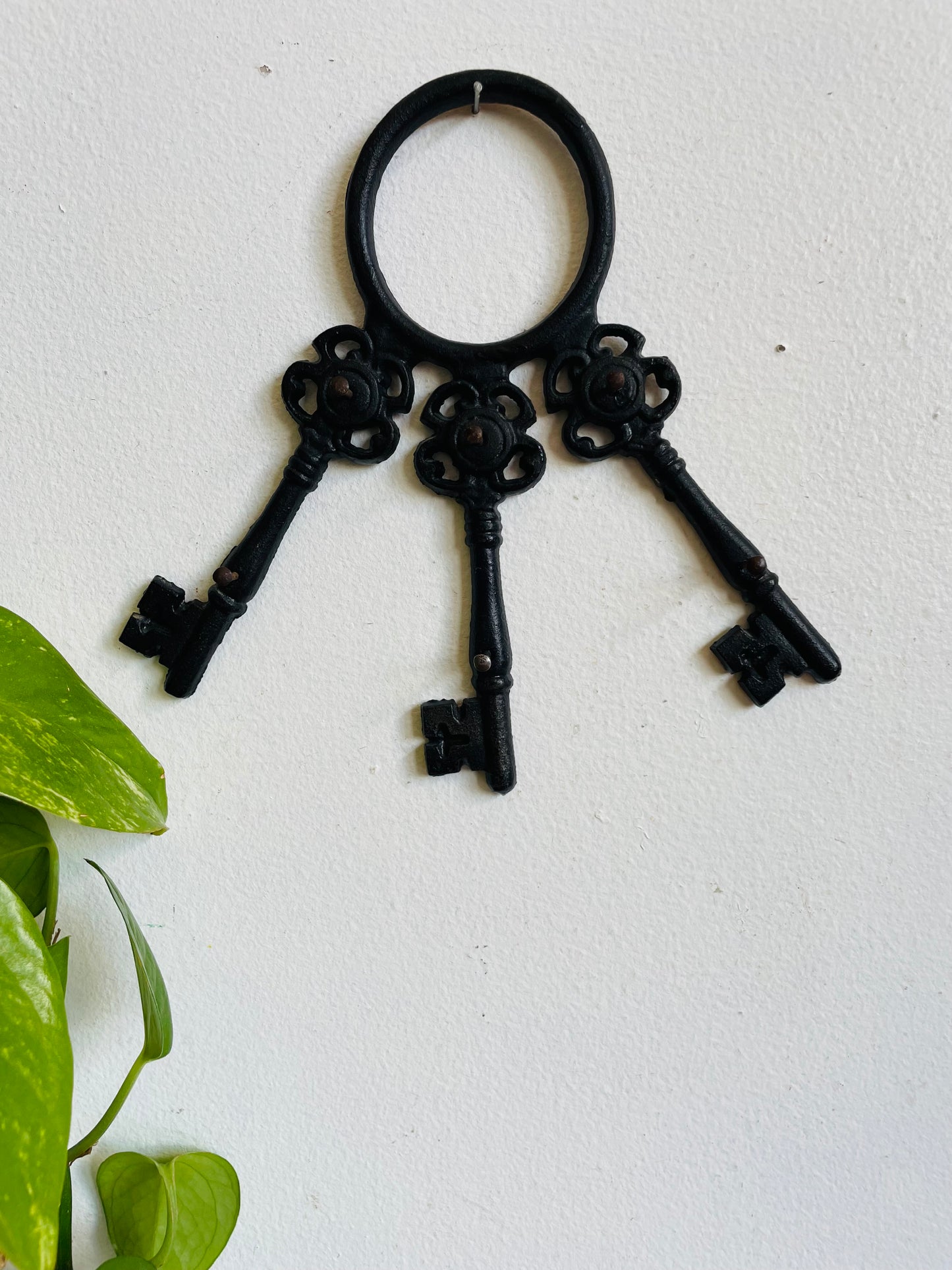 Cast Iron Key Rack Holder with 6 Hooks for Hanging - Made in Taiwan