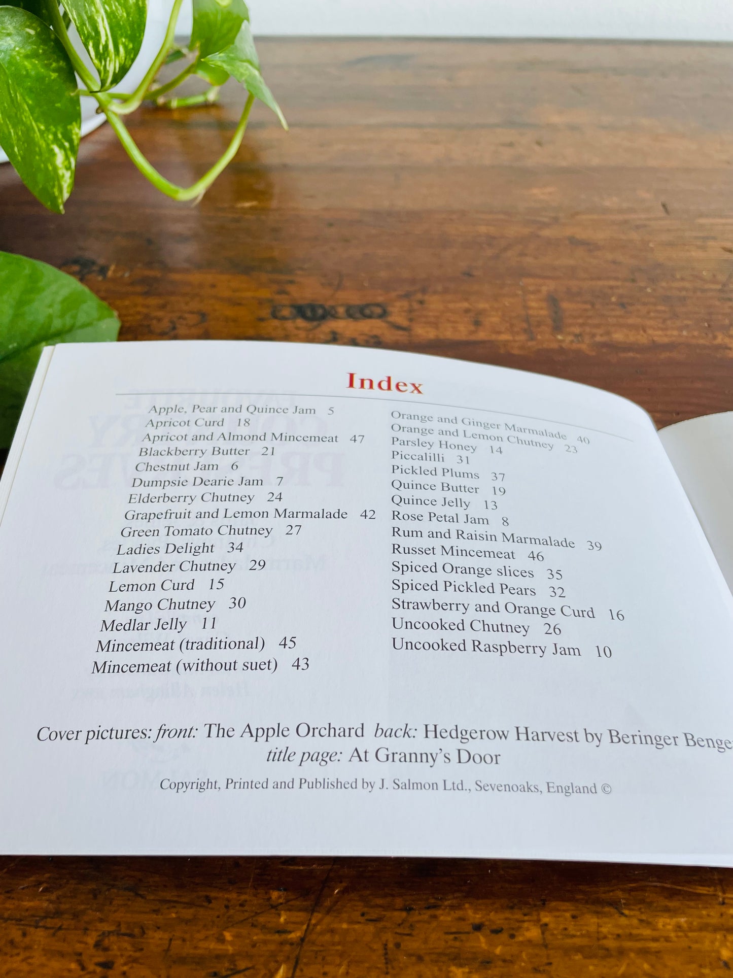 Favourite Country Preserves Pocket Cookbook - Traditional Homemade Jam, Chutney & Pickle Recipes
