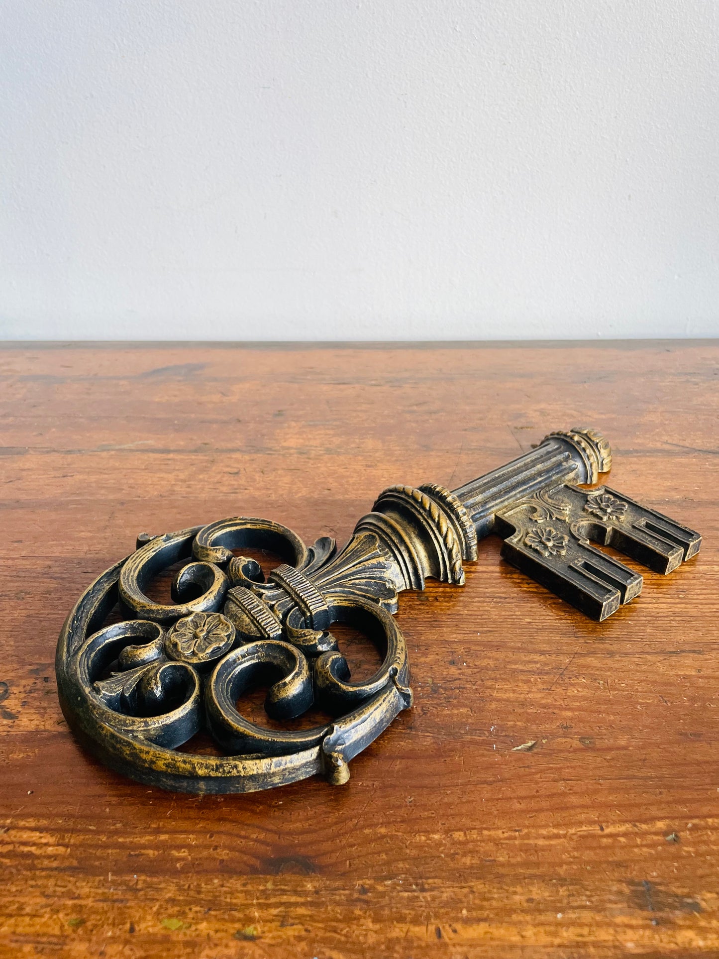Syroco 7153 Large Ornate Skeleton Key Wall Hanging Plaque