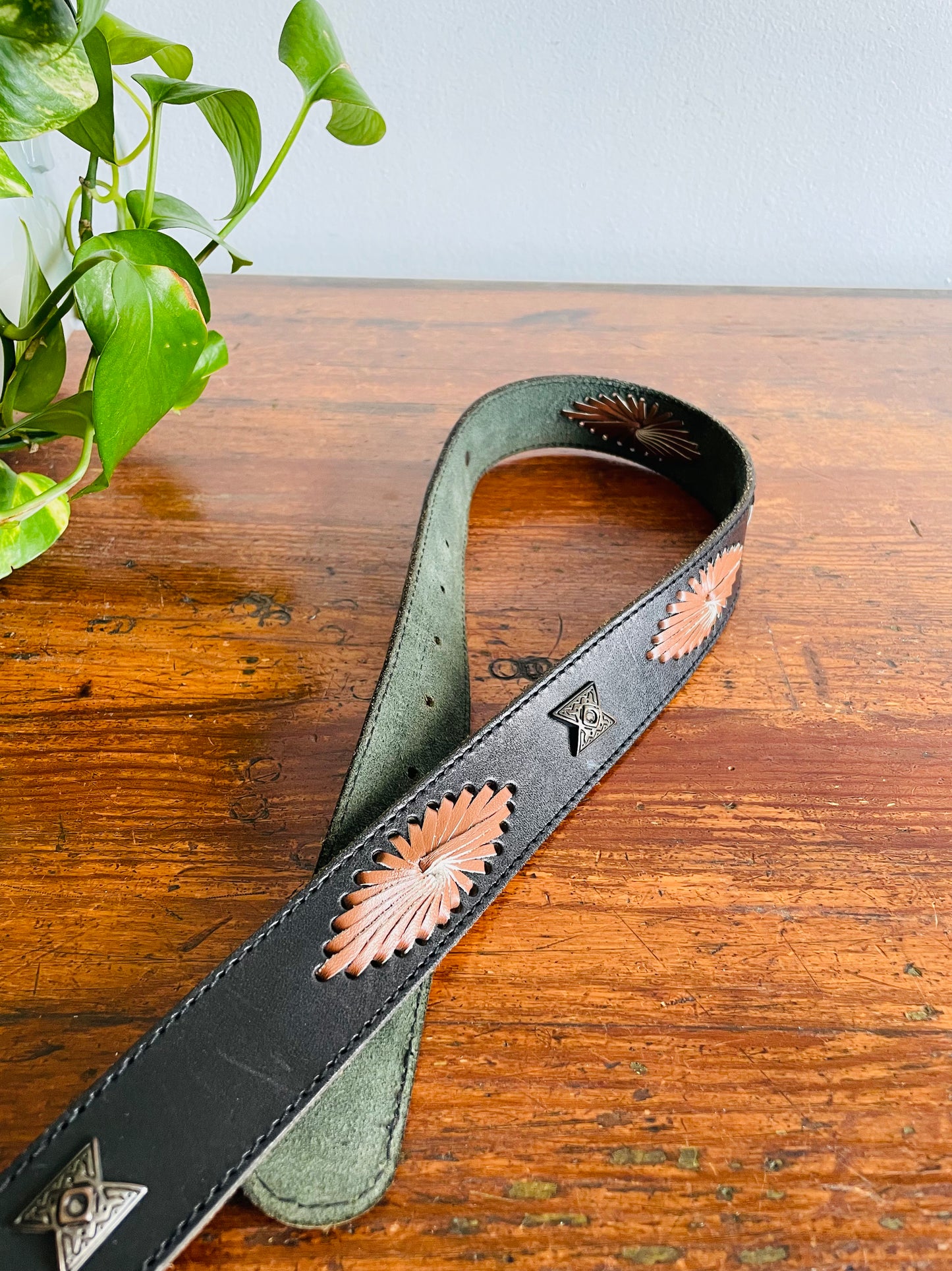 Liz Claiborne Accessories Genuine Leather Belt Style 2750 Size Small - Made in Taiwan