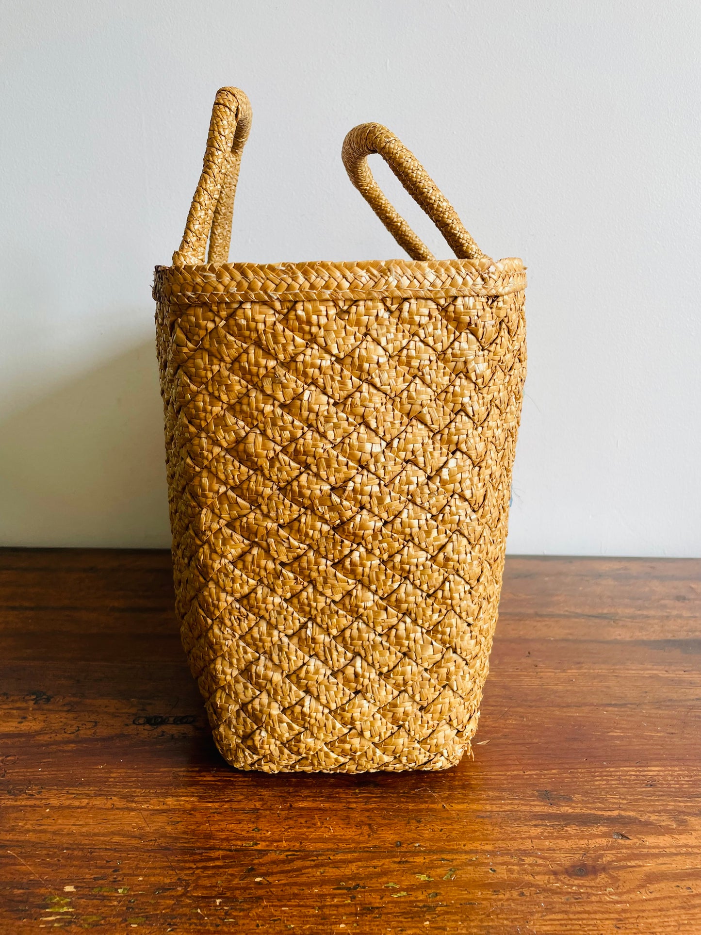 Woven Straw Beach Bag Purse with Raffia Starburst Flower Design