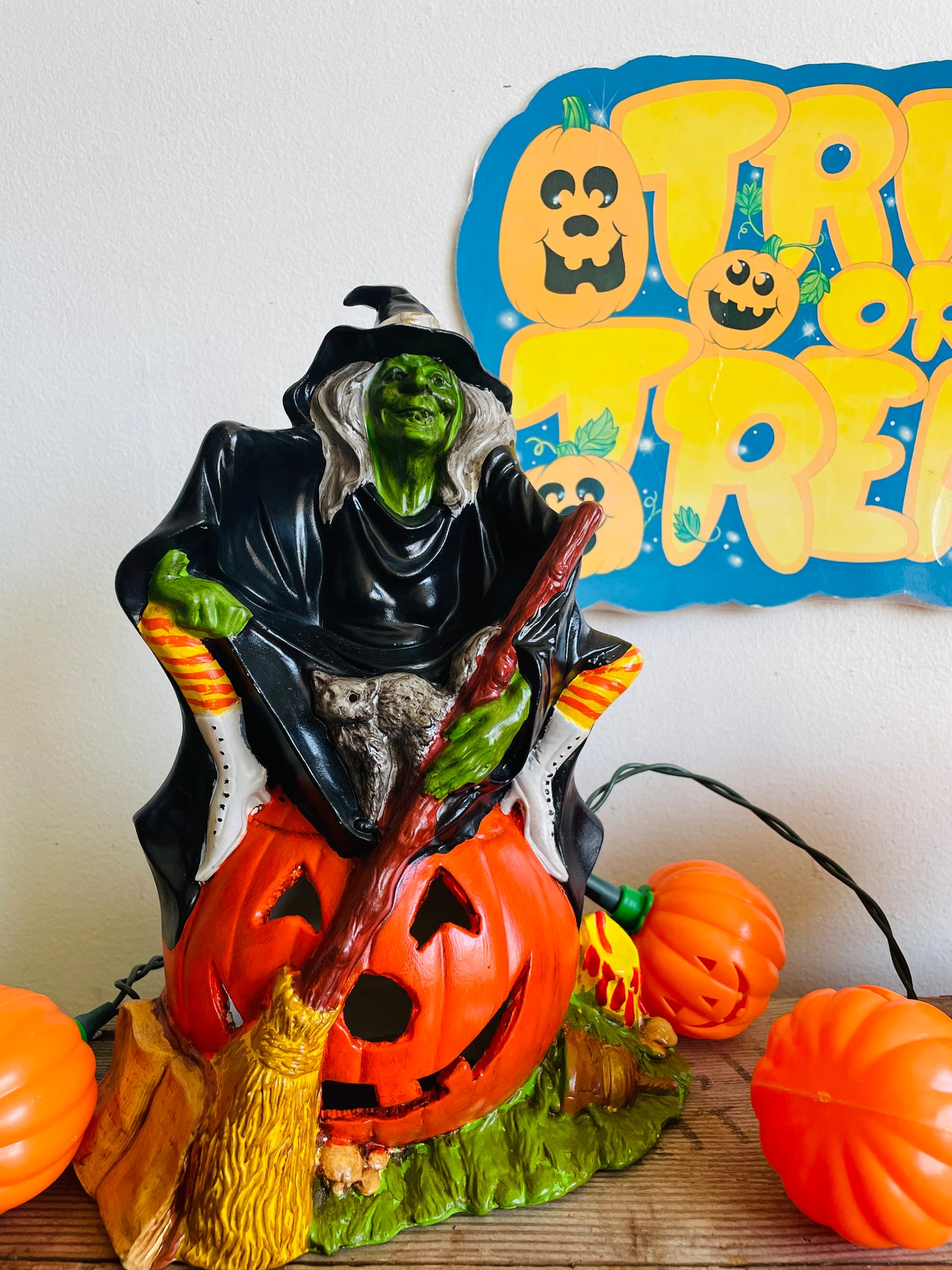 Vintage 1972 Byron Molds Halloween Witch & Black Cat Sitting on Jack-o-Lantern Pumpkin Lamp Light - Tested/Works - Includes Red Lightbulb