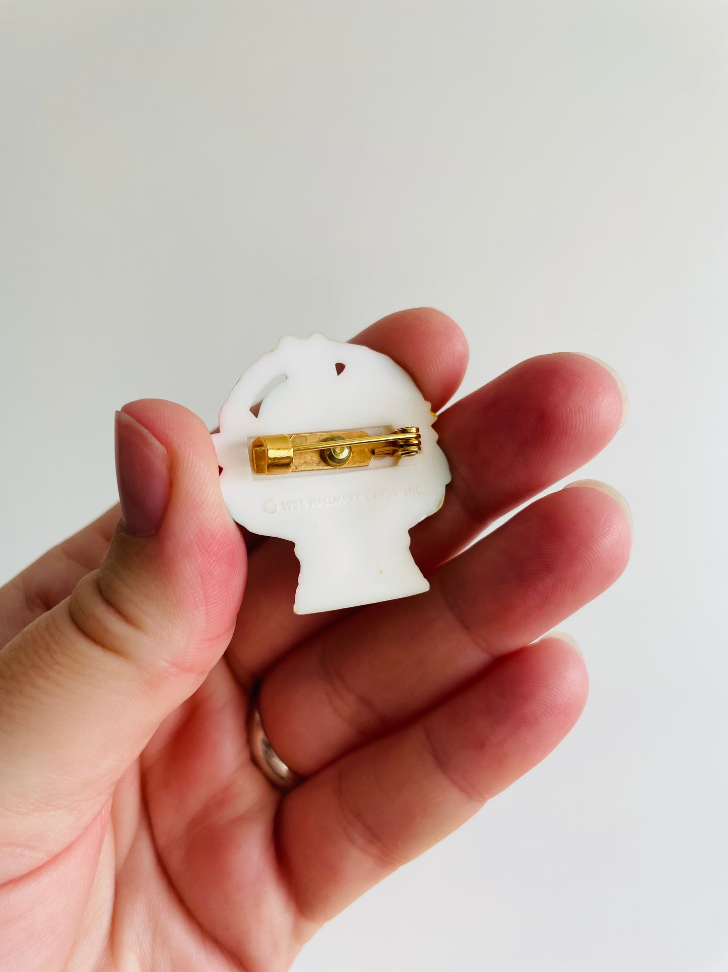 Easter Holiday Pin - Bunny in Basket of Flowers - Hallmark Cards 1986