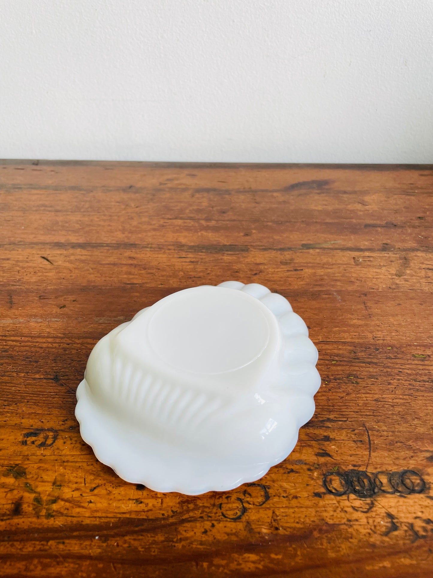 Milk Glass Shell Shaped Trinket Dish - Great for Jewellery, Soap, Scrubber, Business Cards, Etc.