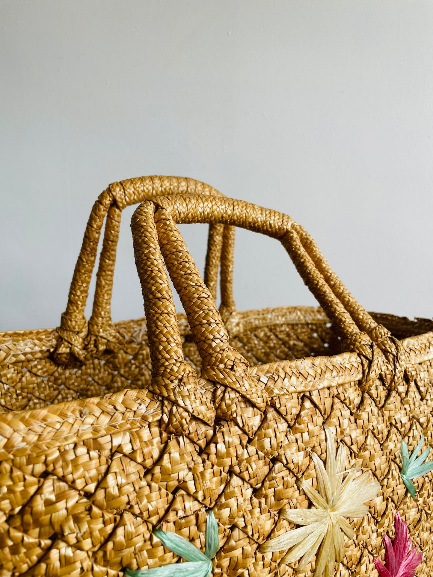 Woven Straw Beach Bag Purse with Raffia Starburst Flower Design