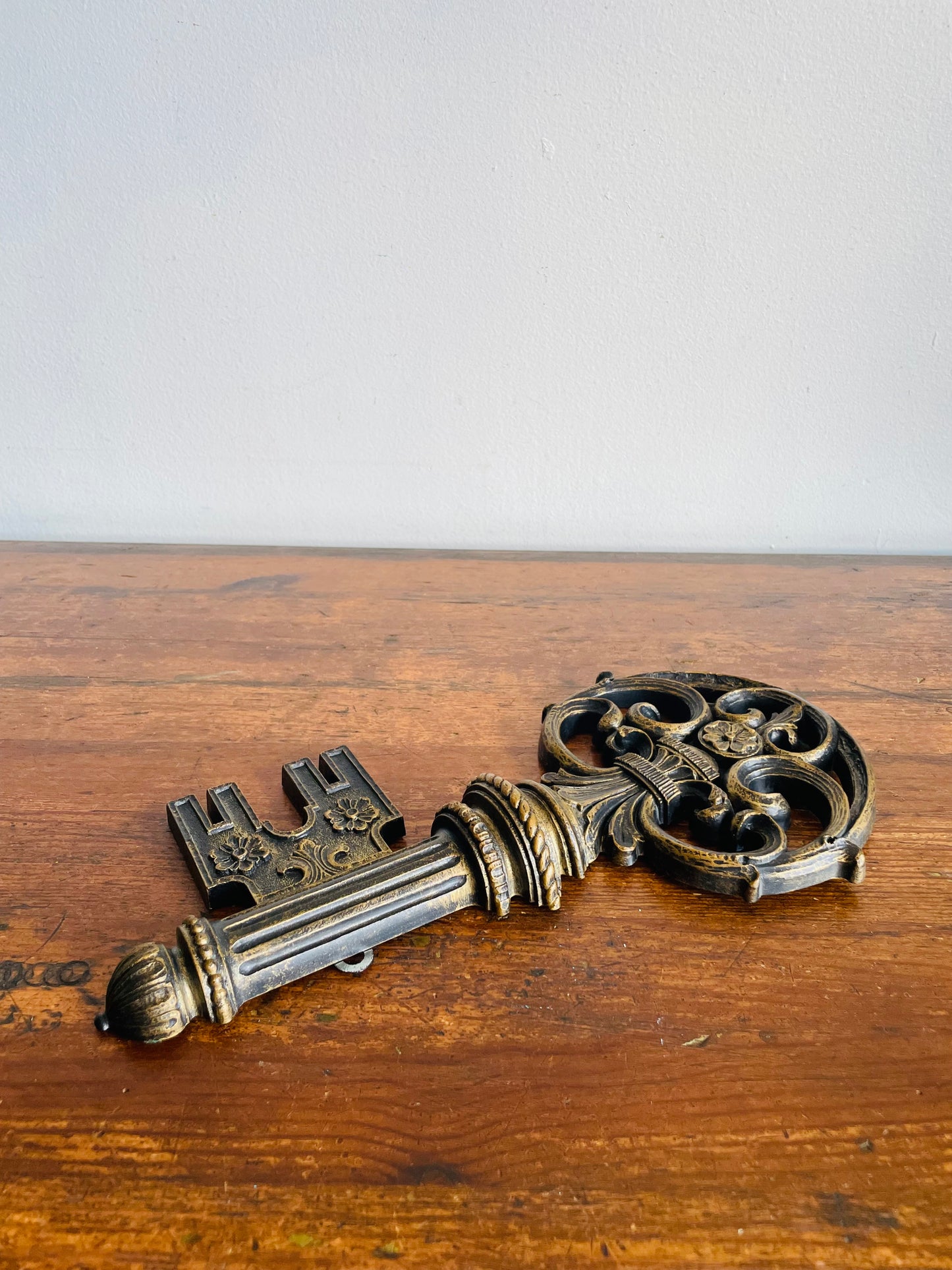 Syroco 7153 Large Ornate Skeleton Key Wall Hanging Plaque
