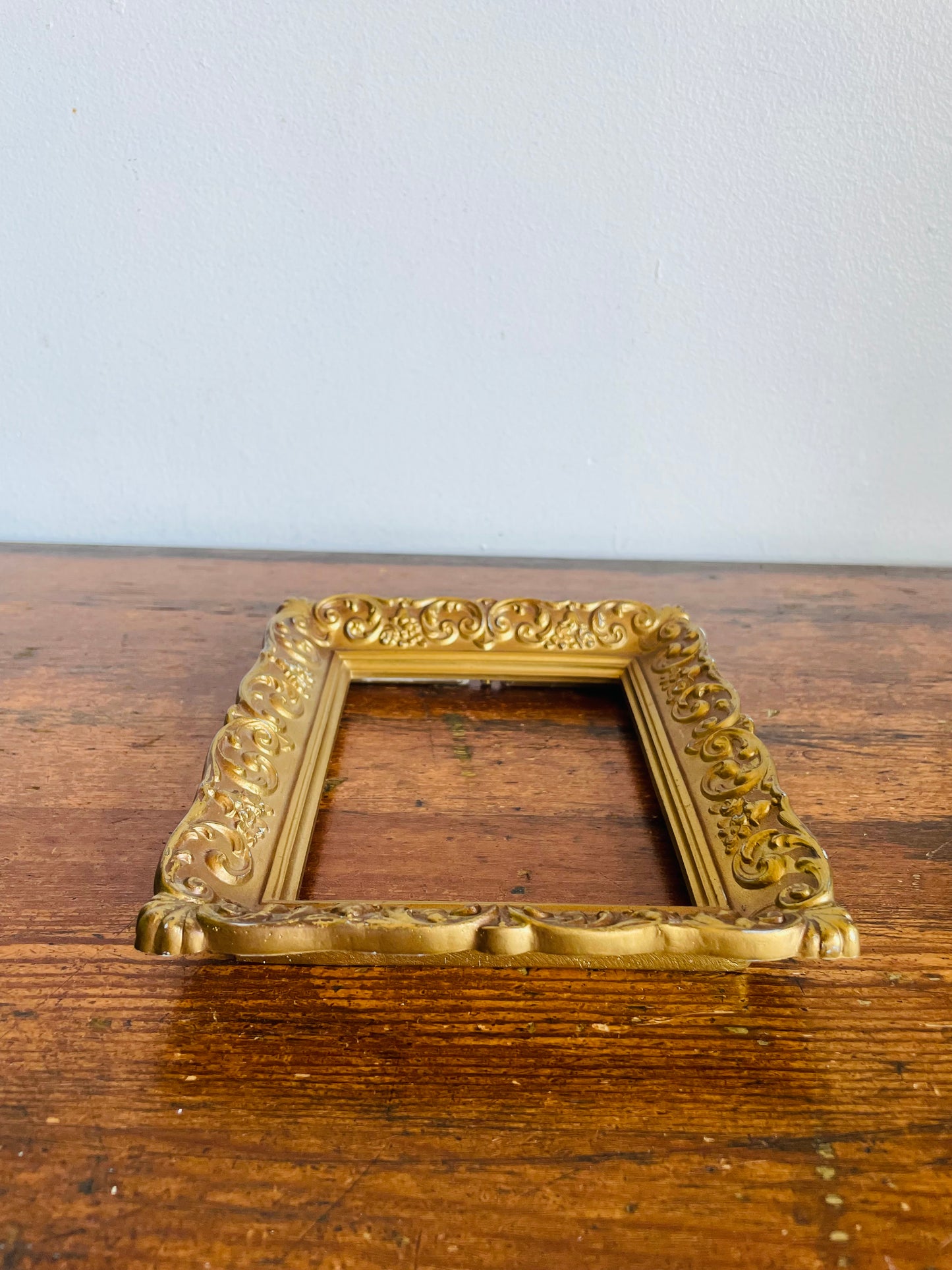 Vintage Empty Resin Ornate Gold Picture Frame - 4.5" x 3.5" Photo Size