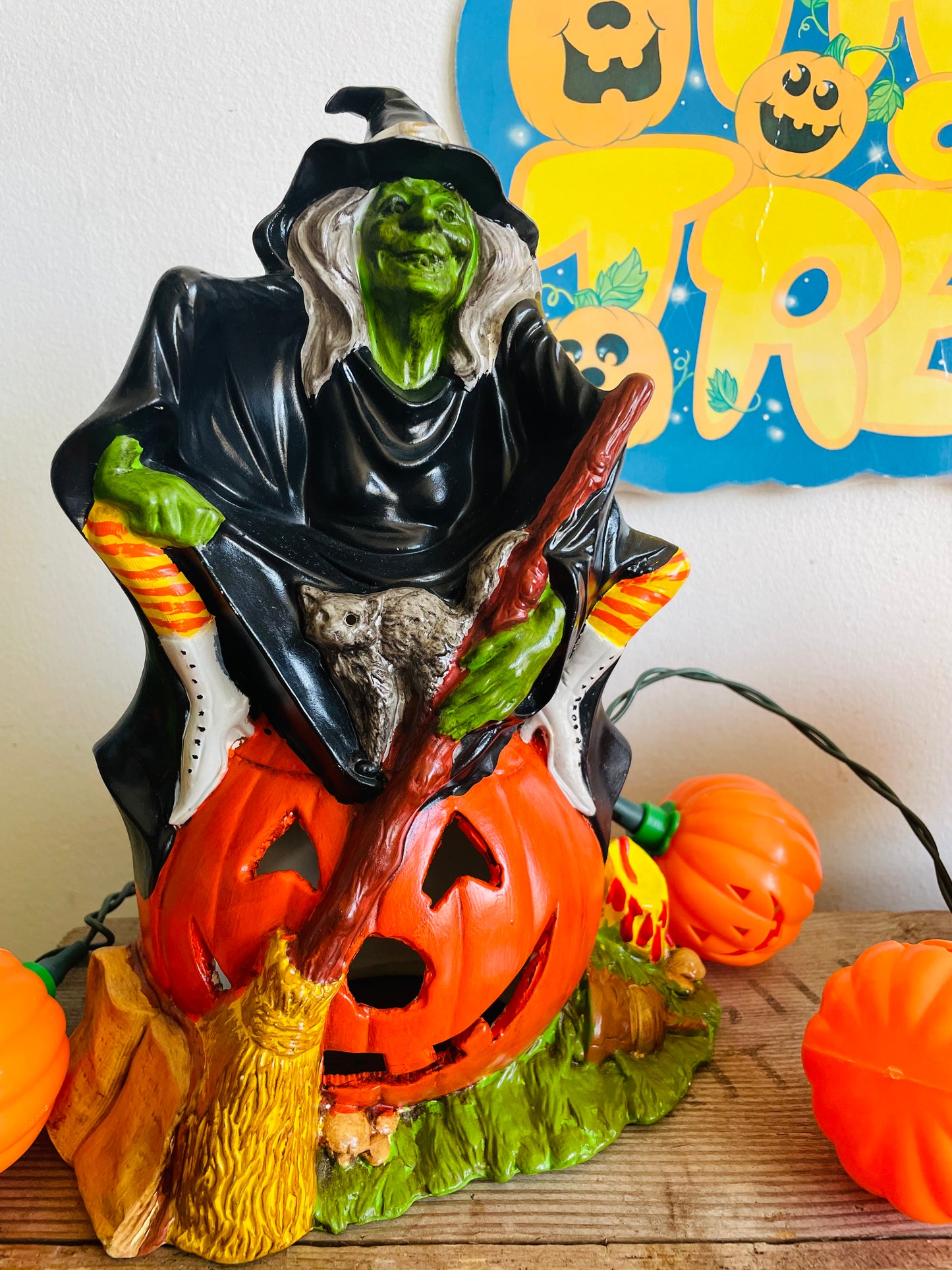 Vintage 1972 Byron Molds Halloween Witch & Black Cat Sitting on Jack-o-Lantern Pumpkin Lamp Light - Tested/Works - Includes Red Lightbulb