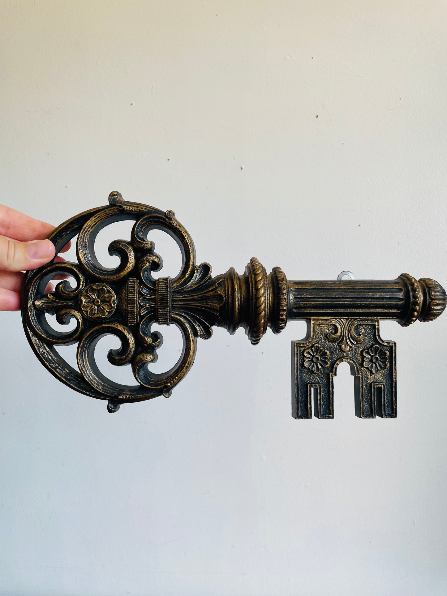 Syroco 7153 Large Ornate Skeleton Key Wall Hanging Plaque