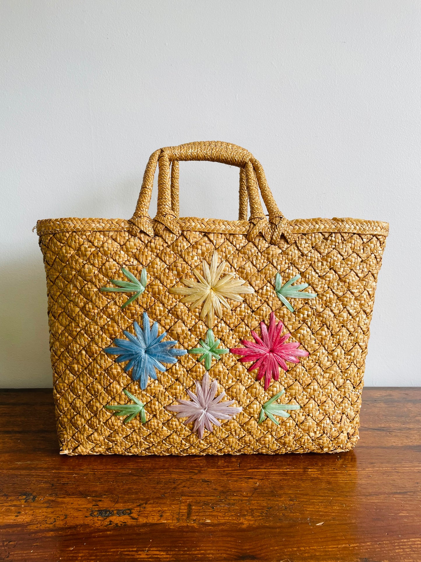 Woven Straw Beach Bag Purse with Raffia Starburst Flower Design