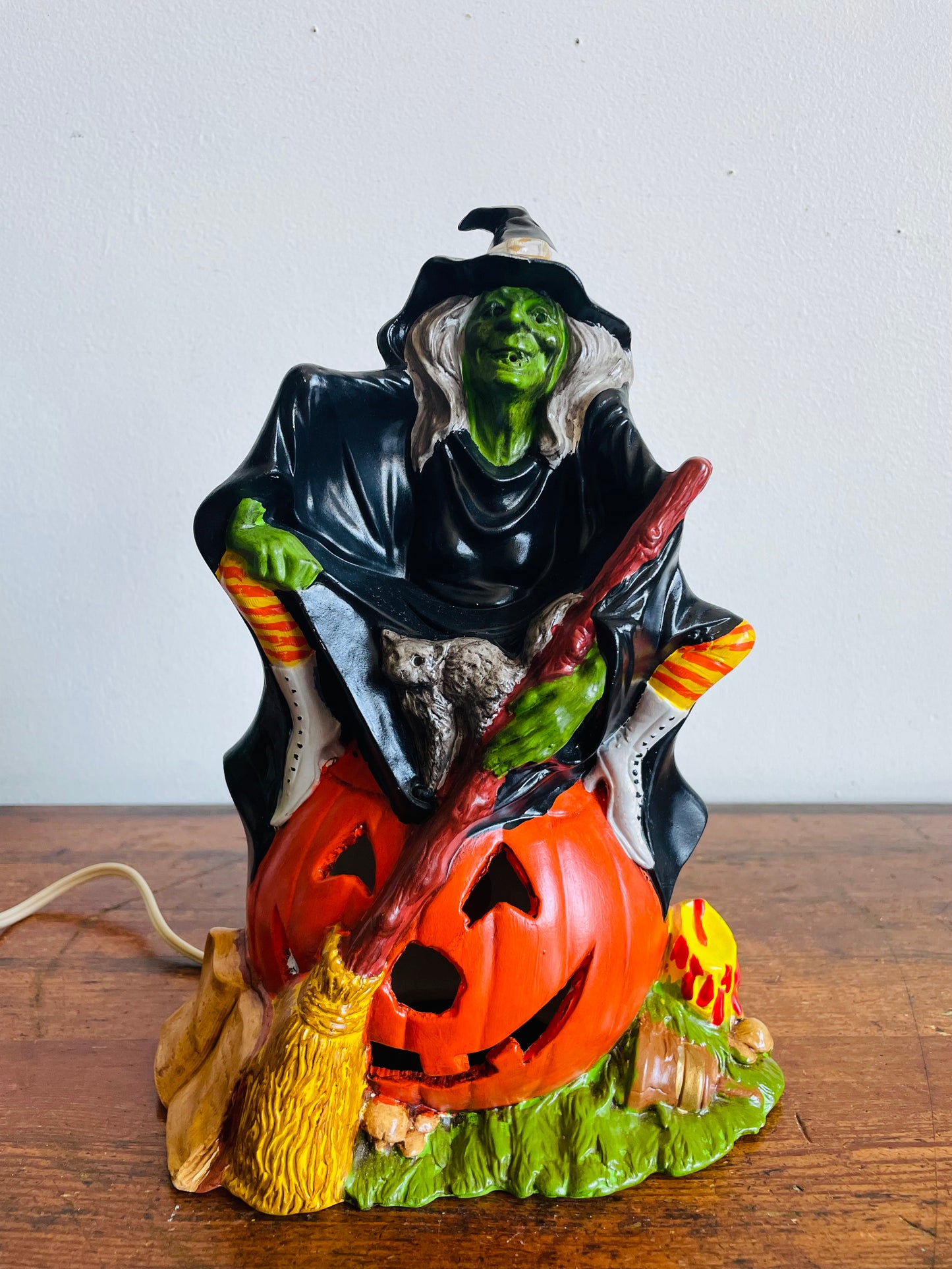 Vintage 1972 Byron Molds Halloween Witch & Black Cat Sitting on Jack-o-Lantern Pumpkin Lamp Light - Tested/Works - Includes Red Lightbulb