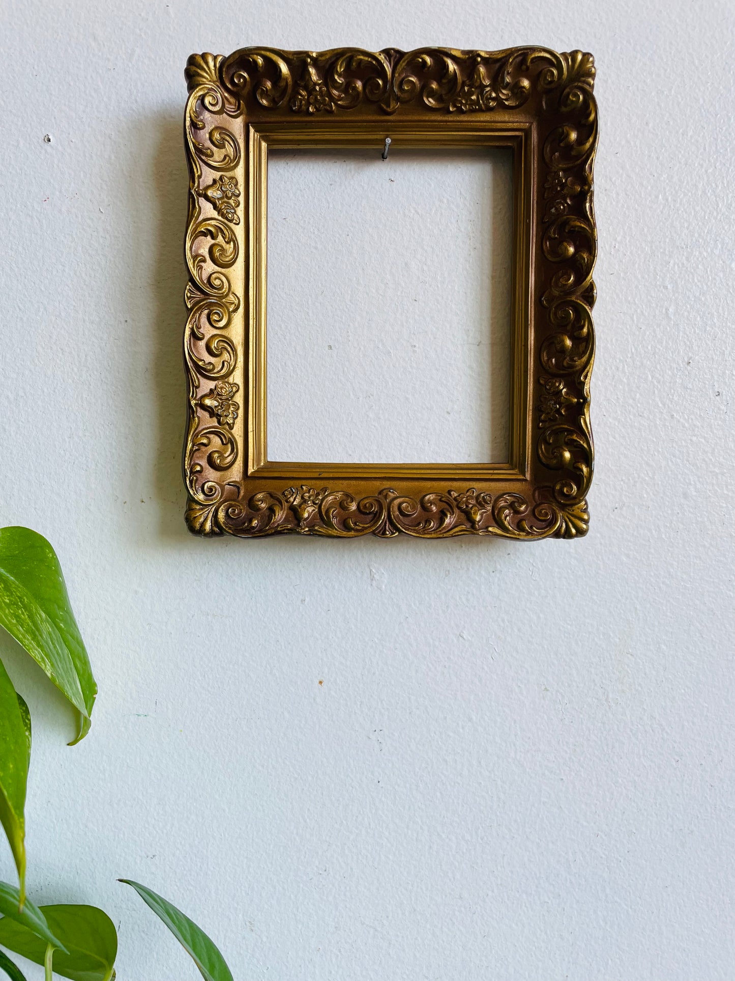Vintage Empty Resin Ornate Gold Picture Frame - 4.5" x 3.5" Photo Size