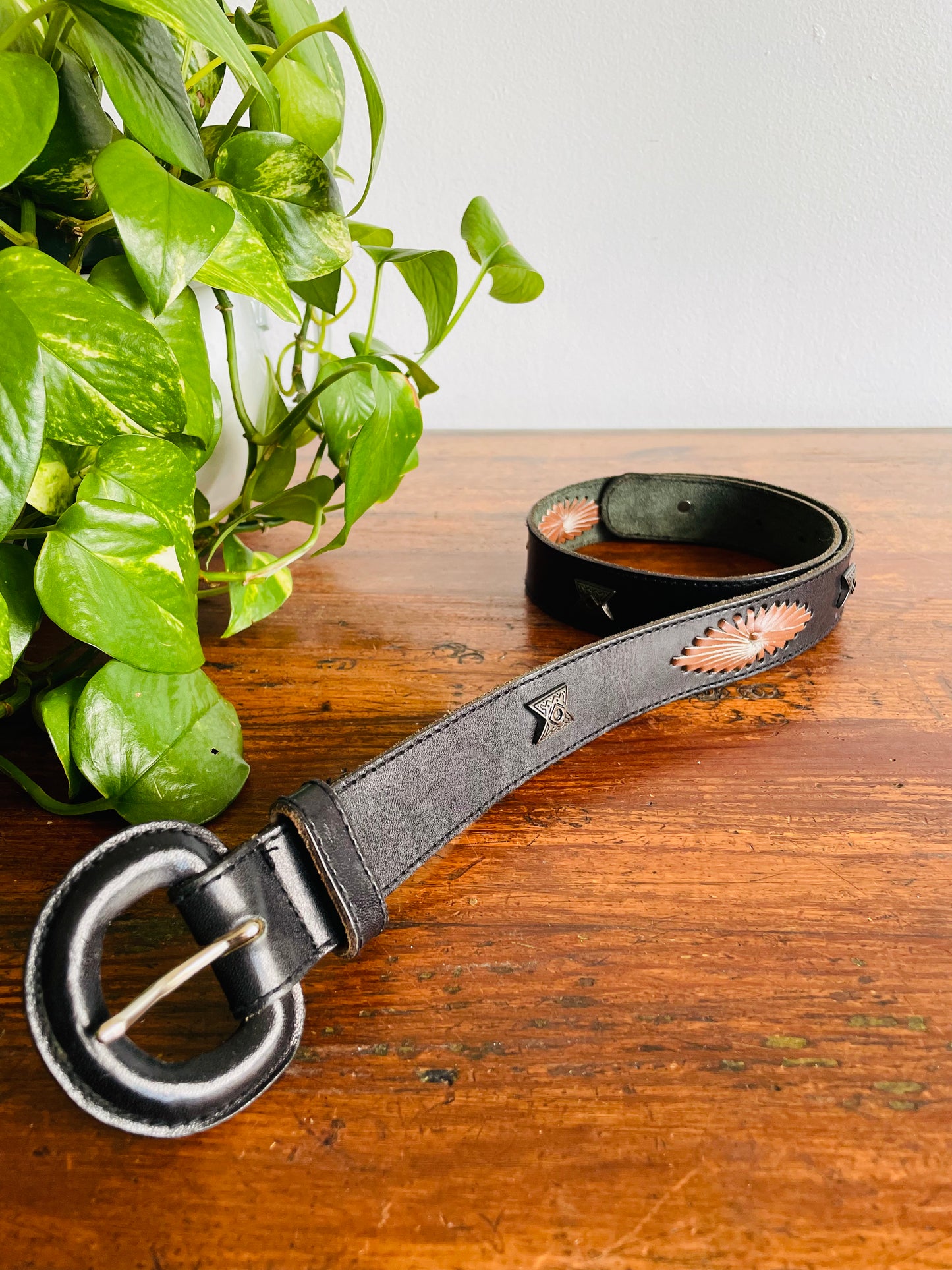 Liz Claiborne Accessories Genuine Leather Belt Style 2750 Size Small - Made in Taiwan