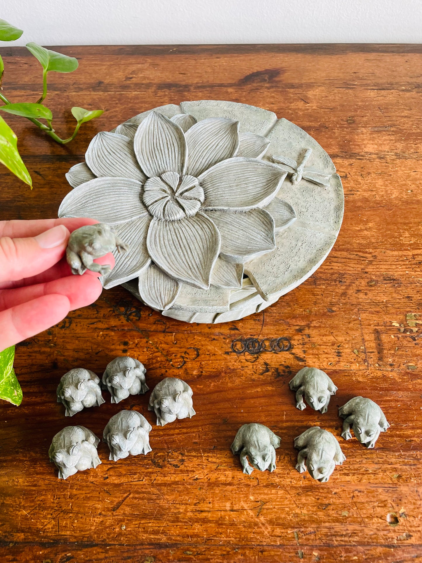 1999 Cherison Garden Tic Tac Toe Designed by Noel Mercieca Lily Pad Game with Frog Playing Pieces - Lily Pad Opens to Store Frogs Inside