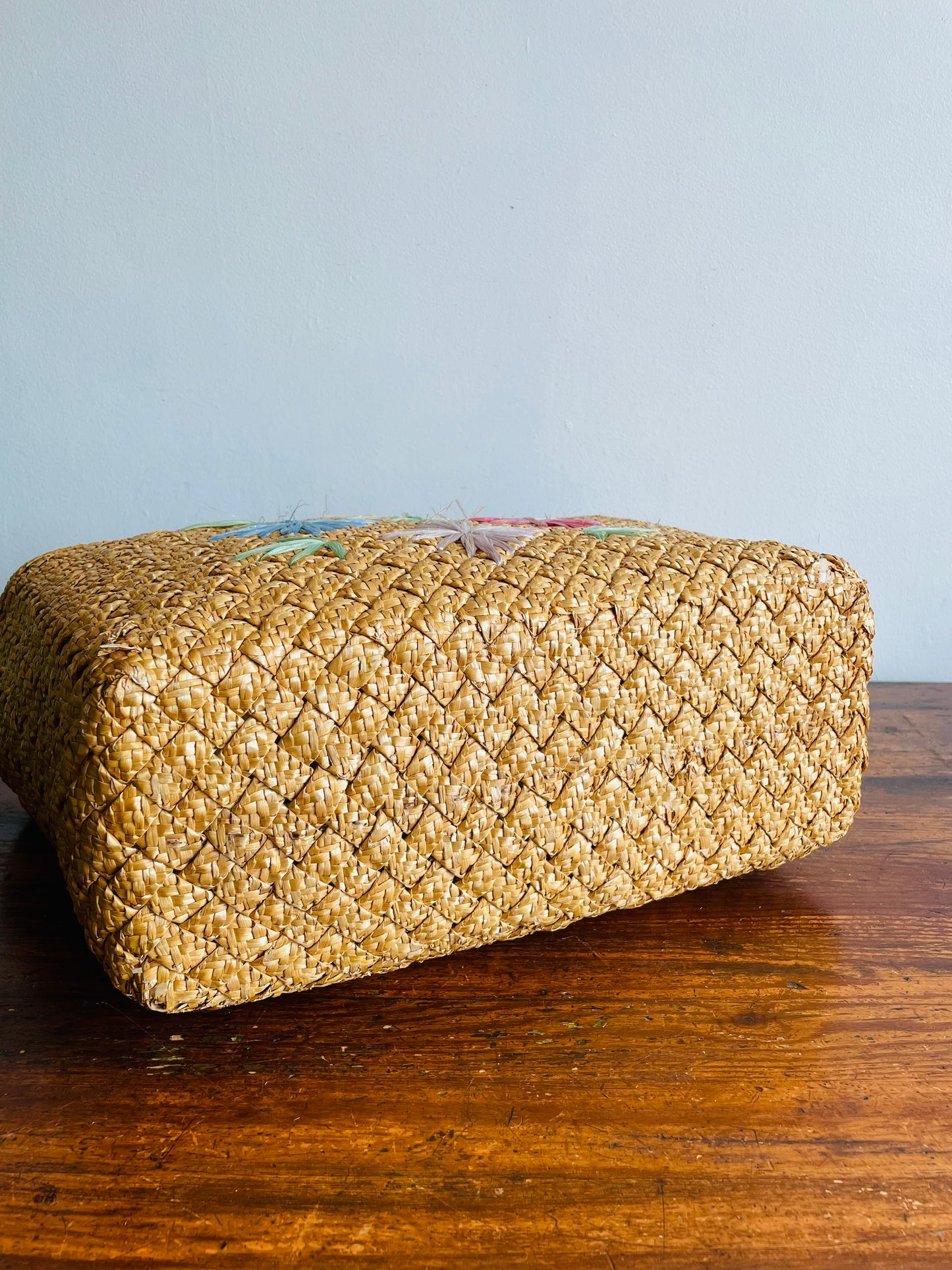 Woven Straw Beach Bag Purse with Raffia Starburst Flower Design