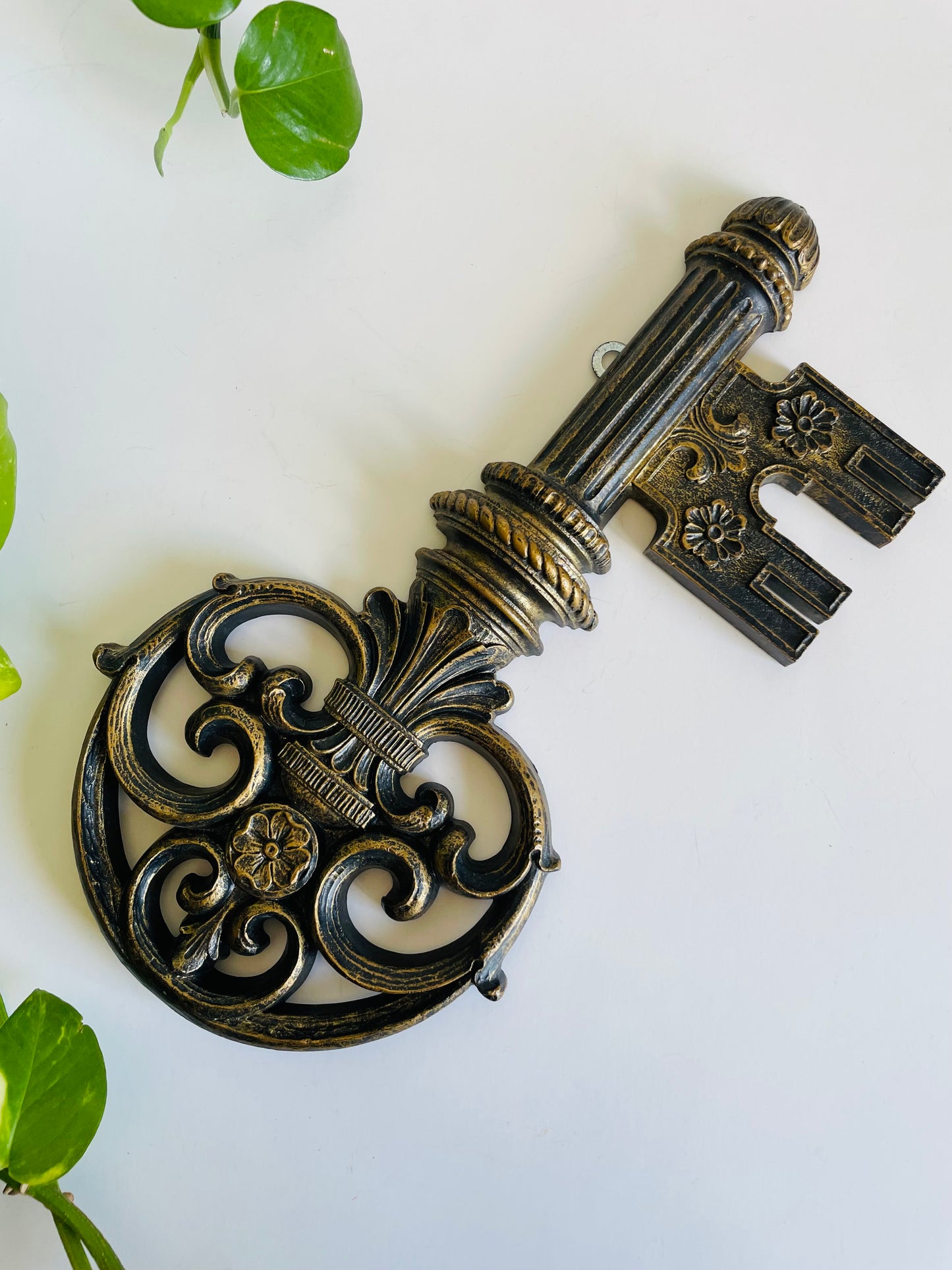 Syroco 7153 Large Ornate Skeleton Key Wall Hanging Plaque