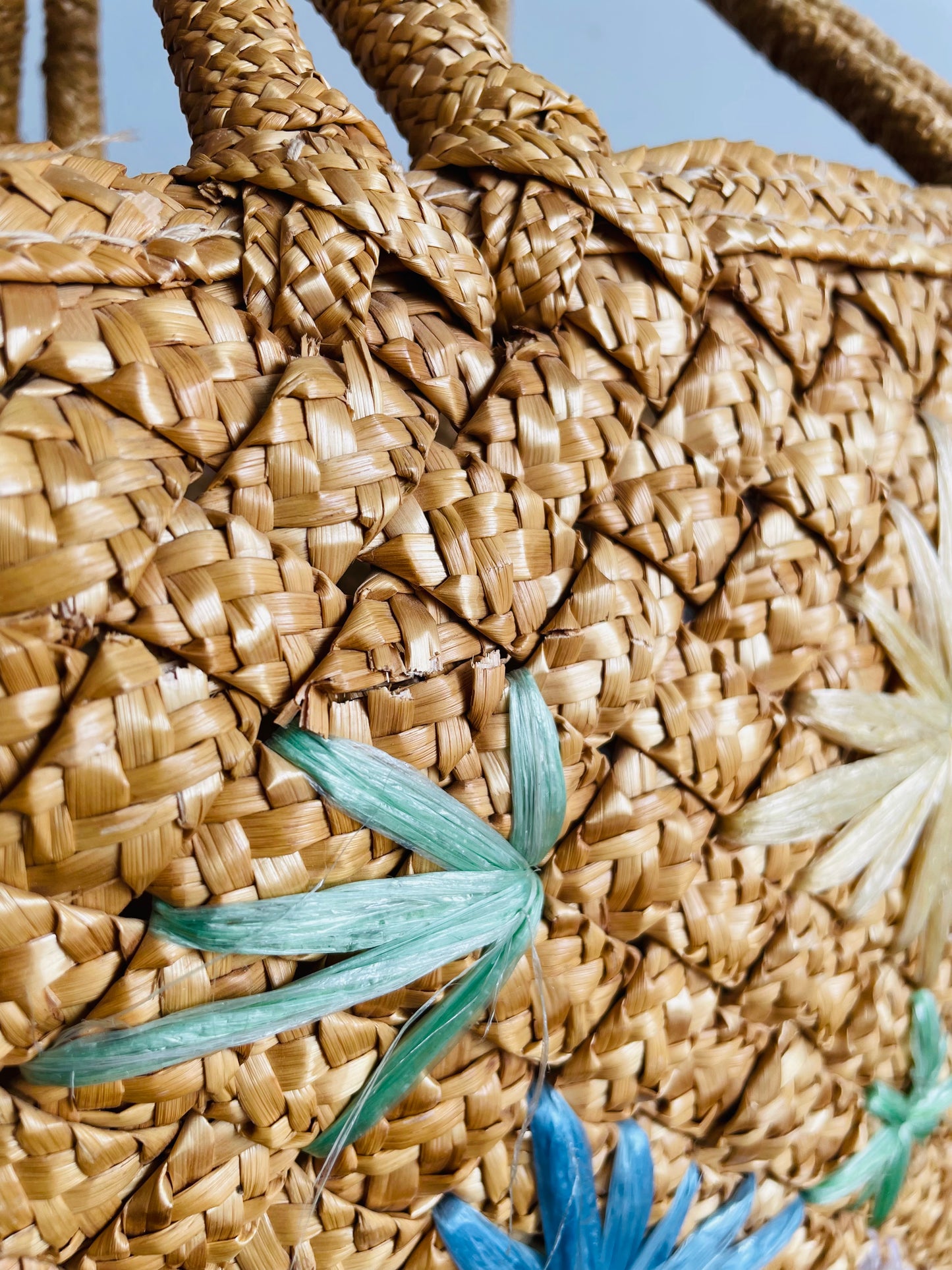 Woven Straw Beach Bag Purse with Raffia Starburst Flower Design