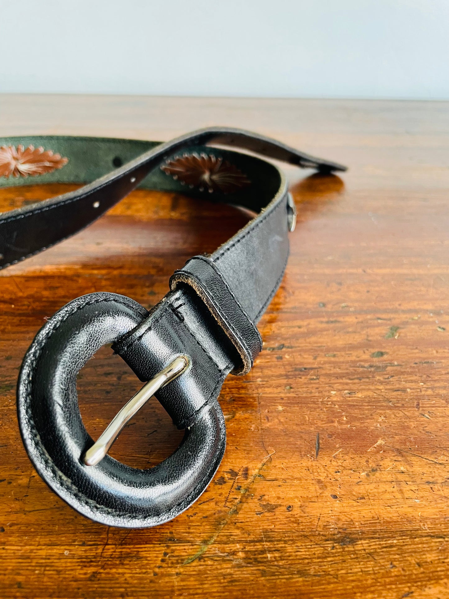 Liz Claiborne Accessories Genuine Leather Belt Style 2750 Size Small - Made in Taiwan