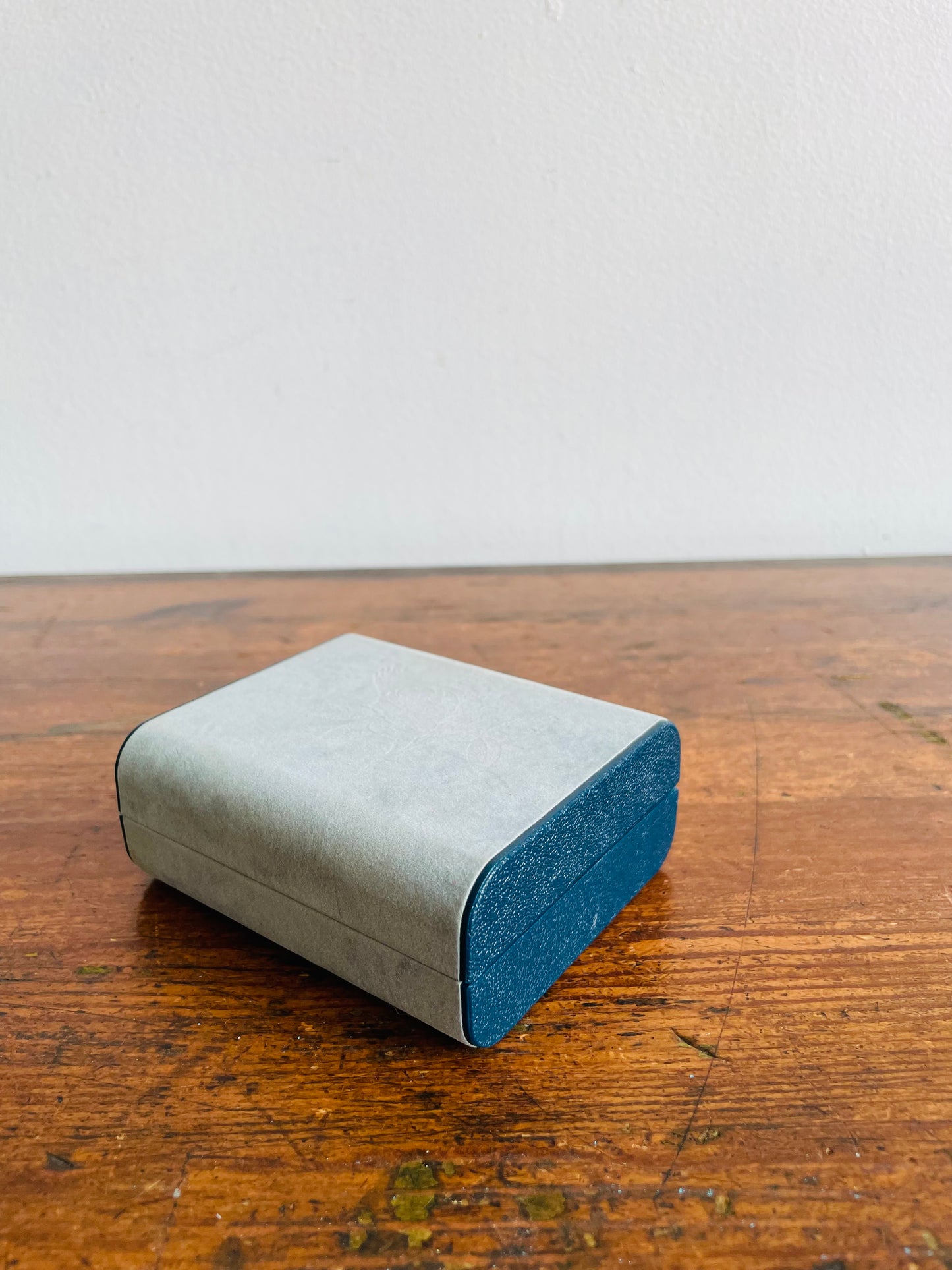 Design Philipp Hard Shell Powder Blue Velvet Jewellery Travel Case for Earrings with Rose Emblem - Has Mirror Inside & Can Hold 6 Pairs of Earrings - Made in Great Britain