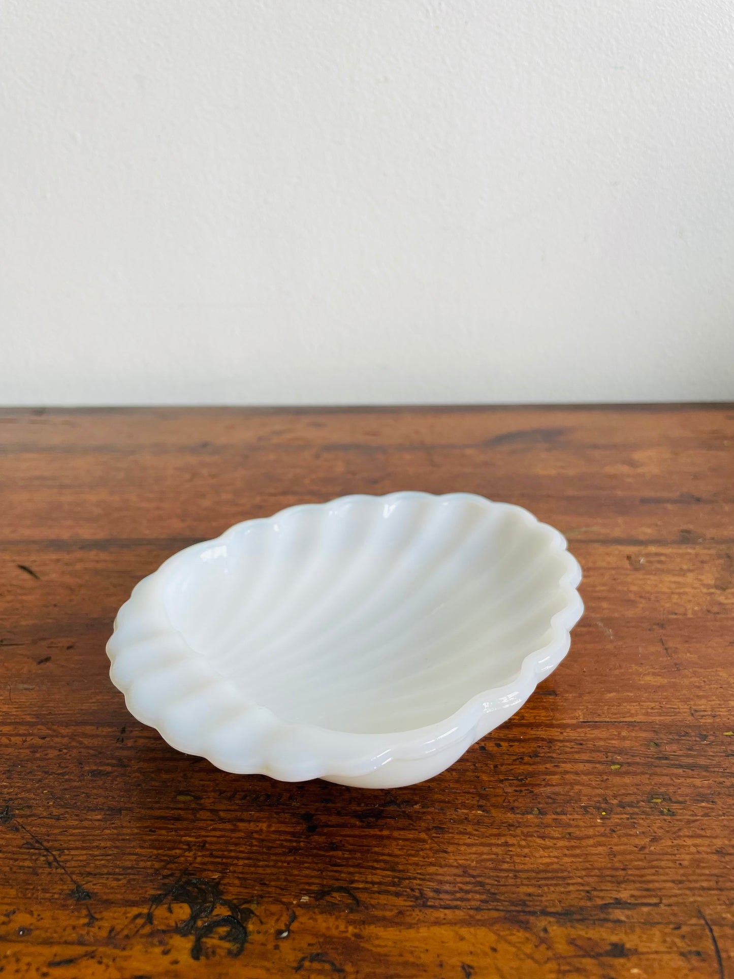 Milk Glass Shell Shaped Trinket Dish - Great for Jewellery, Soap, Scrubber, Business Cards, Etc.