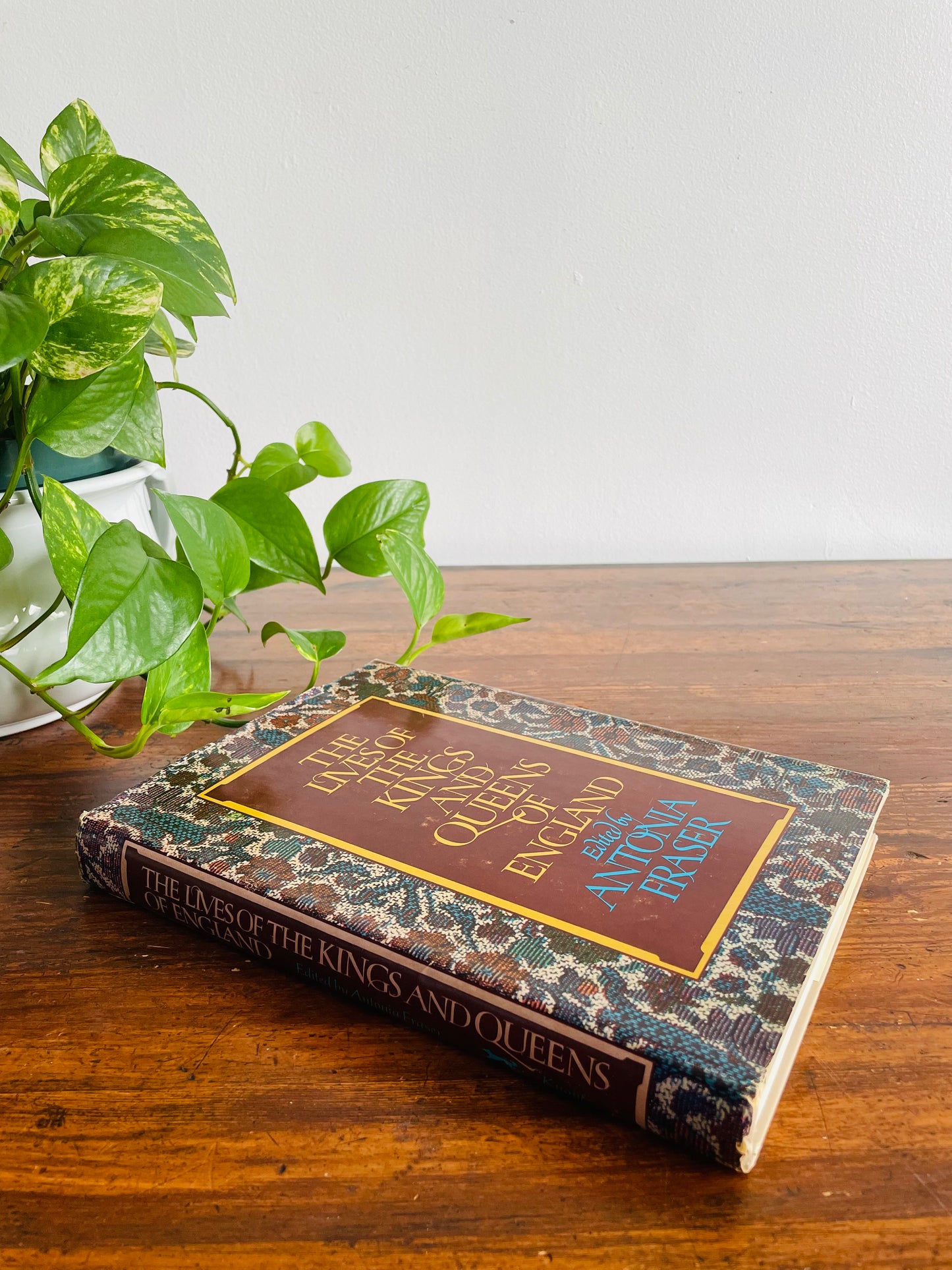 The Lives of The Kings & Queens of England Hardcover Book with Images (1975)