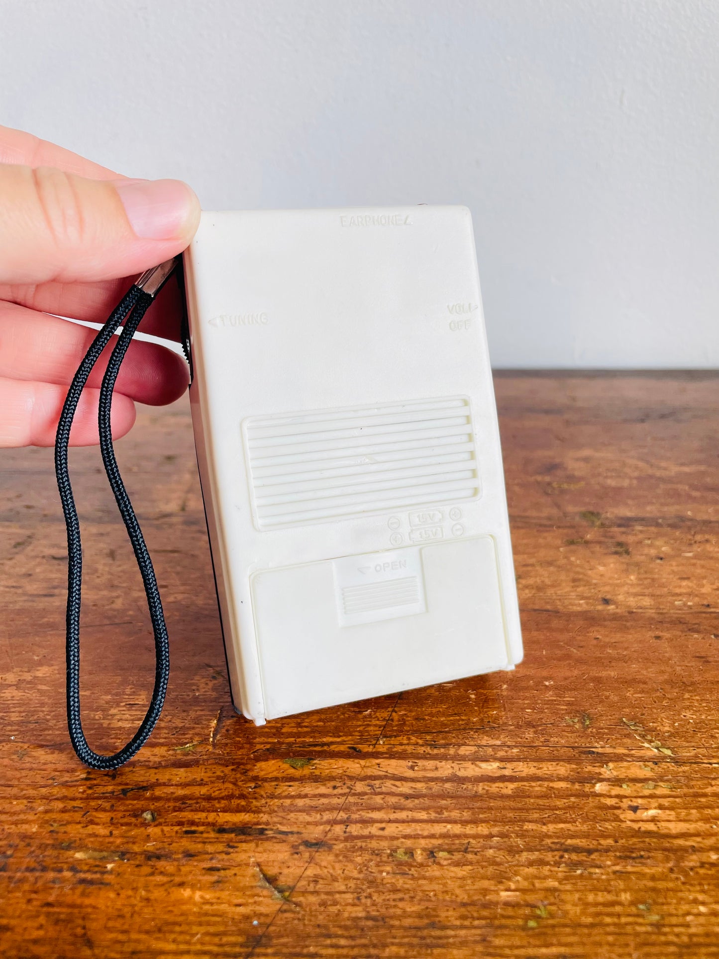 Vintage 1983 White AIMA IC-83 Portable AM Radio Receiver - Takes 2 AA Batteries (Not Included) - Tested / Works!