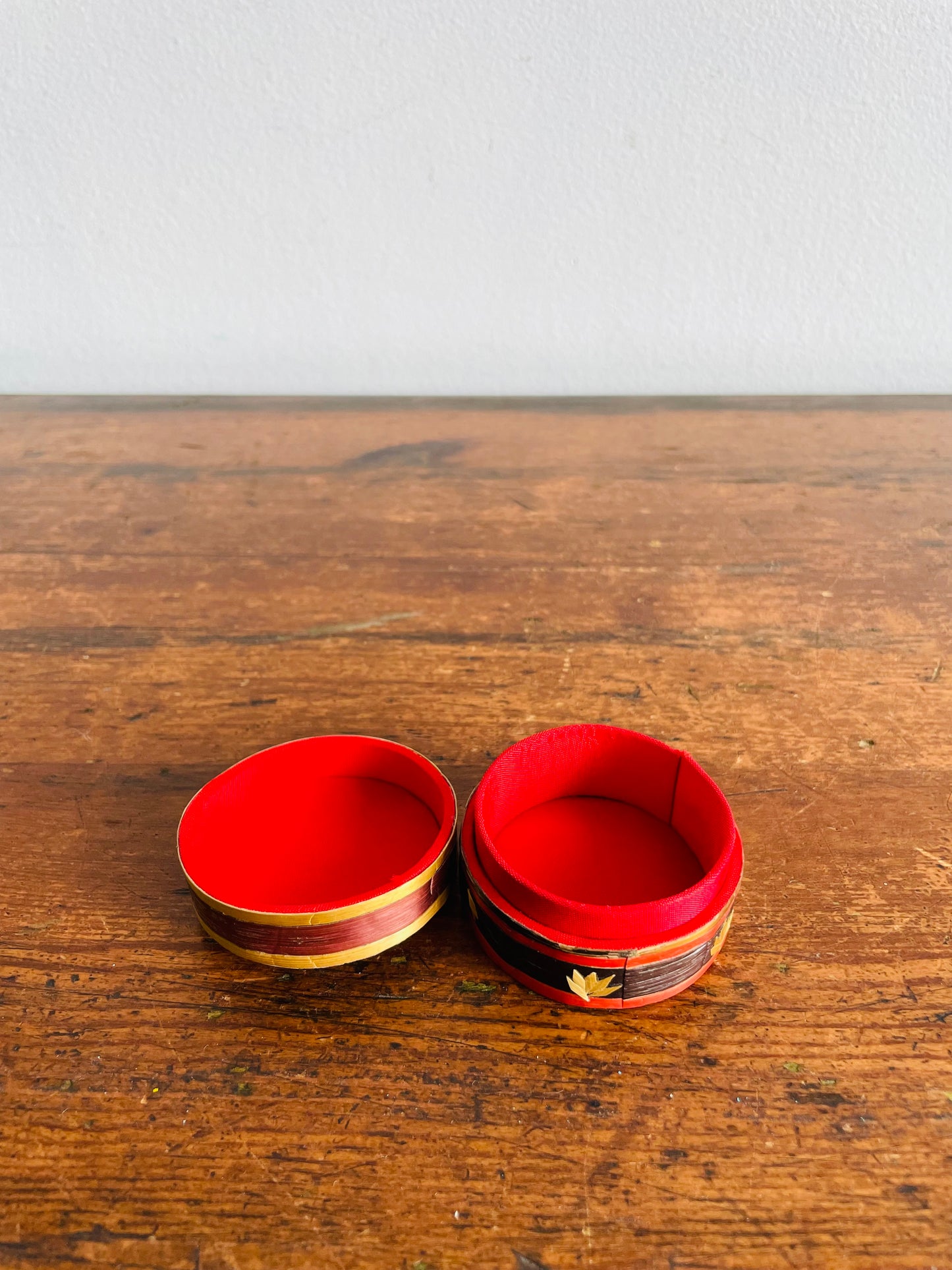 Round Straw Marquetry Jewellery, Trinket or Pill Box Container with Lid & Flower Design