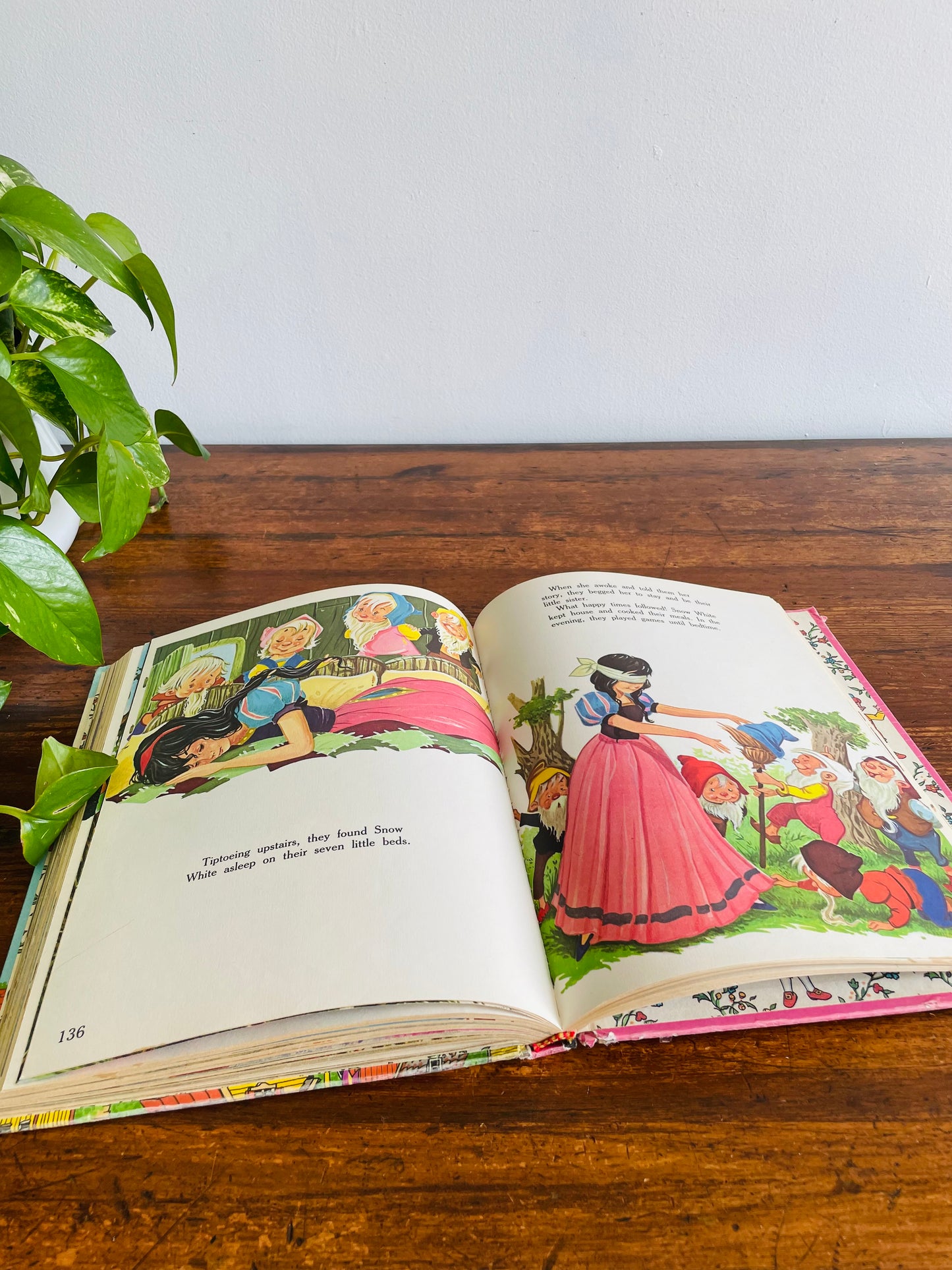 Favorite Fairy Tales Hardcover Book by Honey Bear Books (1989)