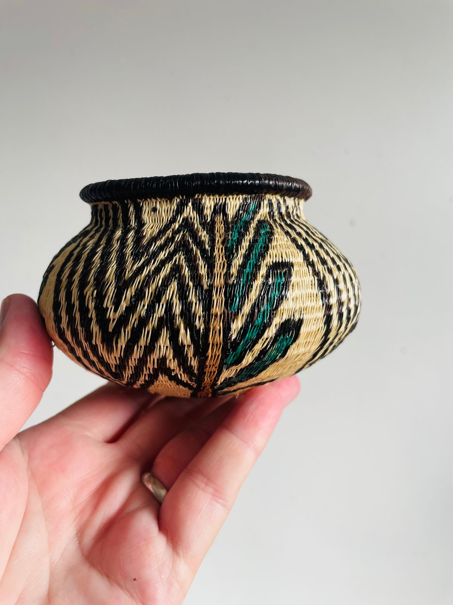 Vintage Emberá-Wounaan Panama Indigenous Tribal Woven Basket Planter