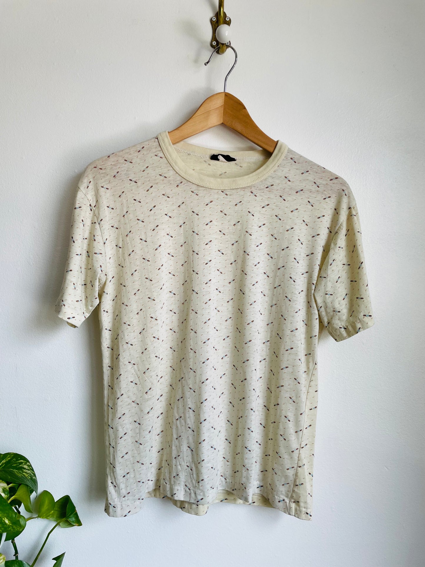 1970s Style Super Soft Montego Brand Cream T-Shirt with Line Graphics