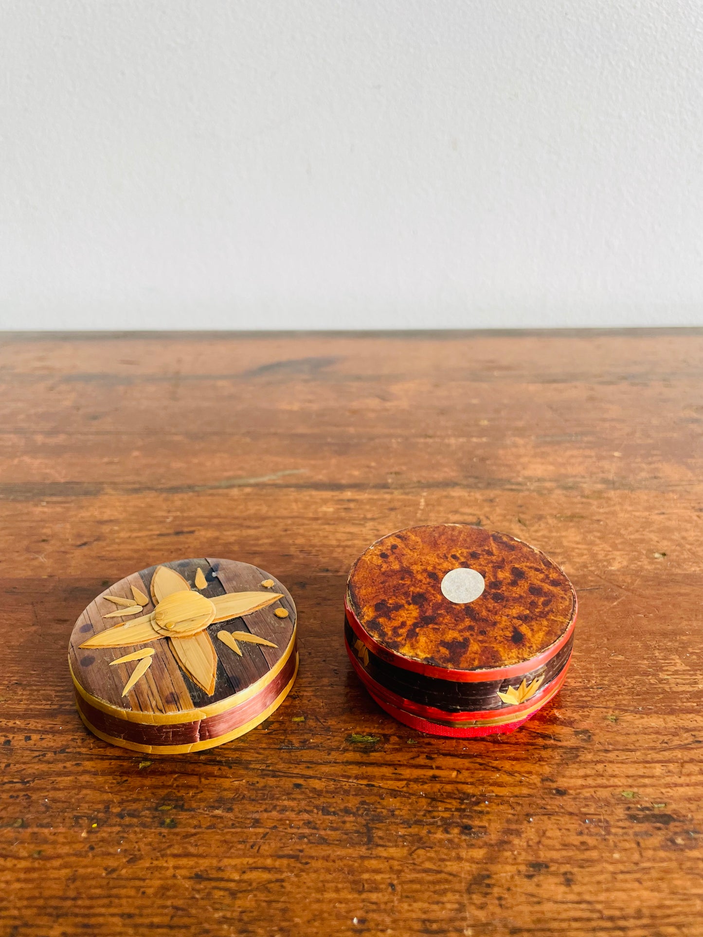 Round Straw Marquetry Jewellery, Trinket or Pill Box Container with Lid & Flower Design