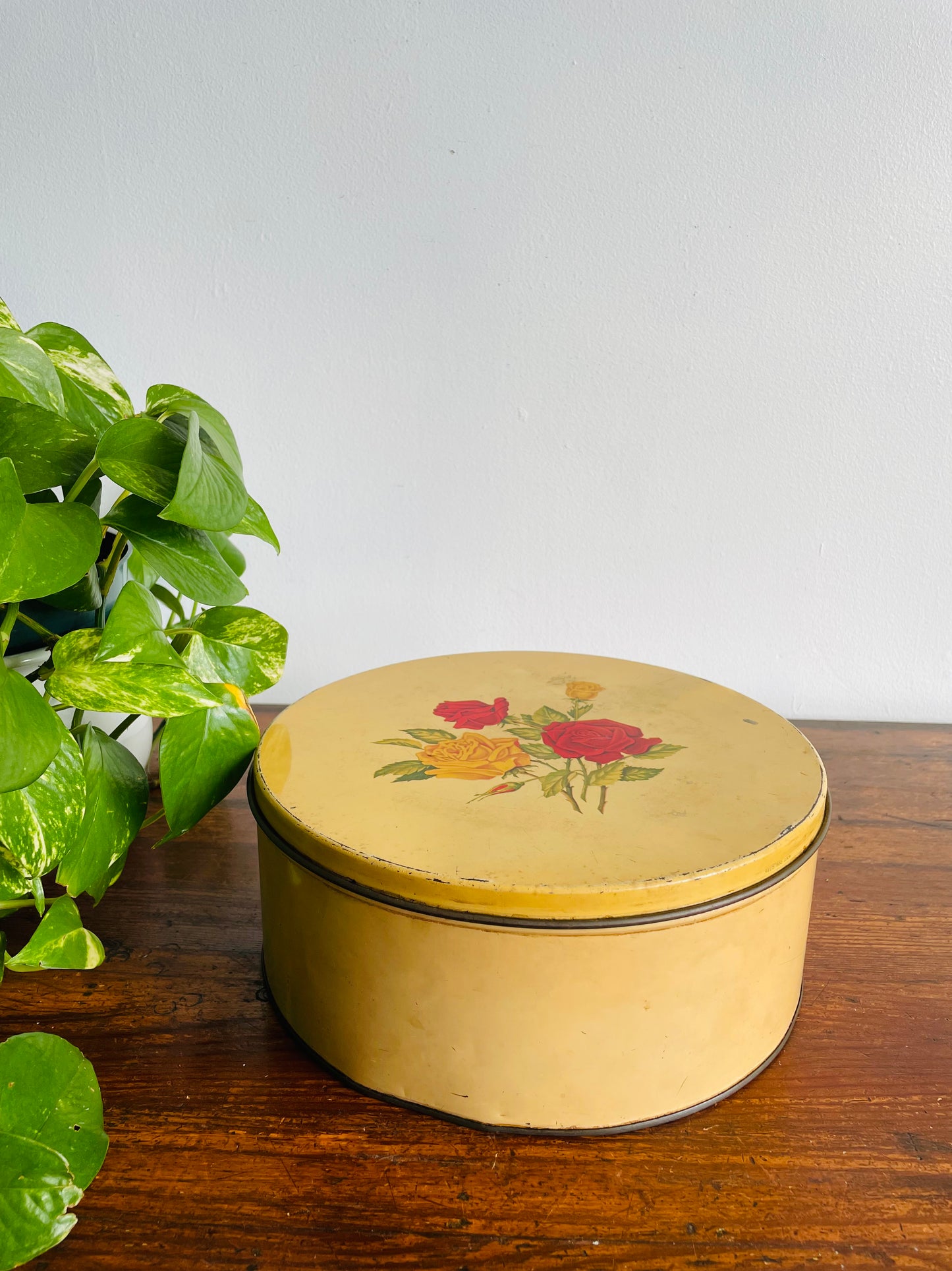 Floral Rose Round Biscuit Tin with Lid