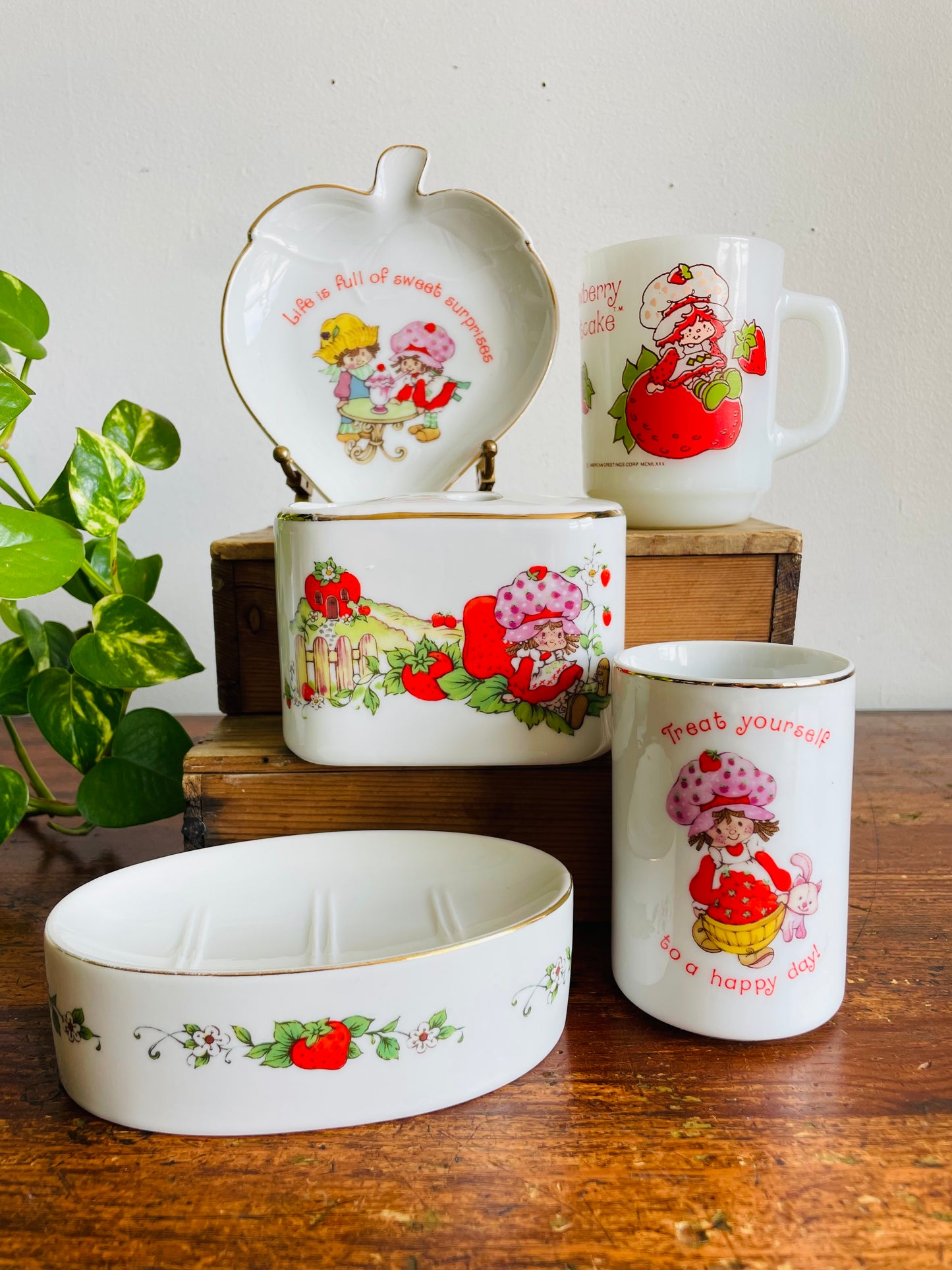 Vintage 1980s Strawberry Shortcake Fine Porcelain Soap Dish Holder - American Greetings Corp. Cleveland Ohio - Made in Japan