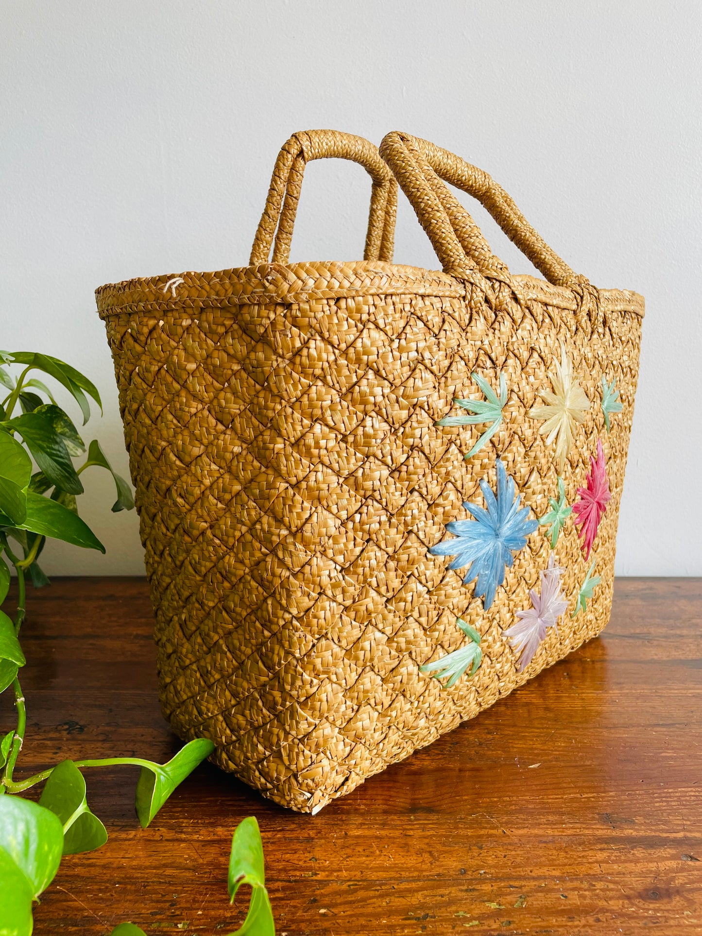 Woven Straw Beach Bag Purse with Raffia Starburst Flower Design