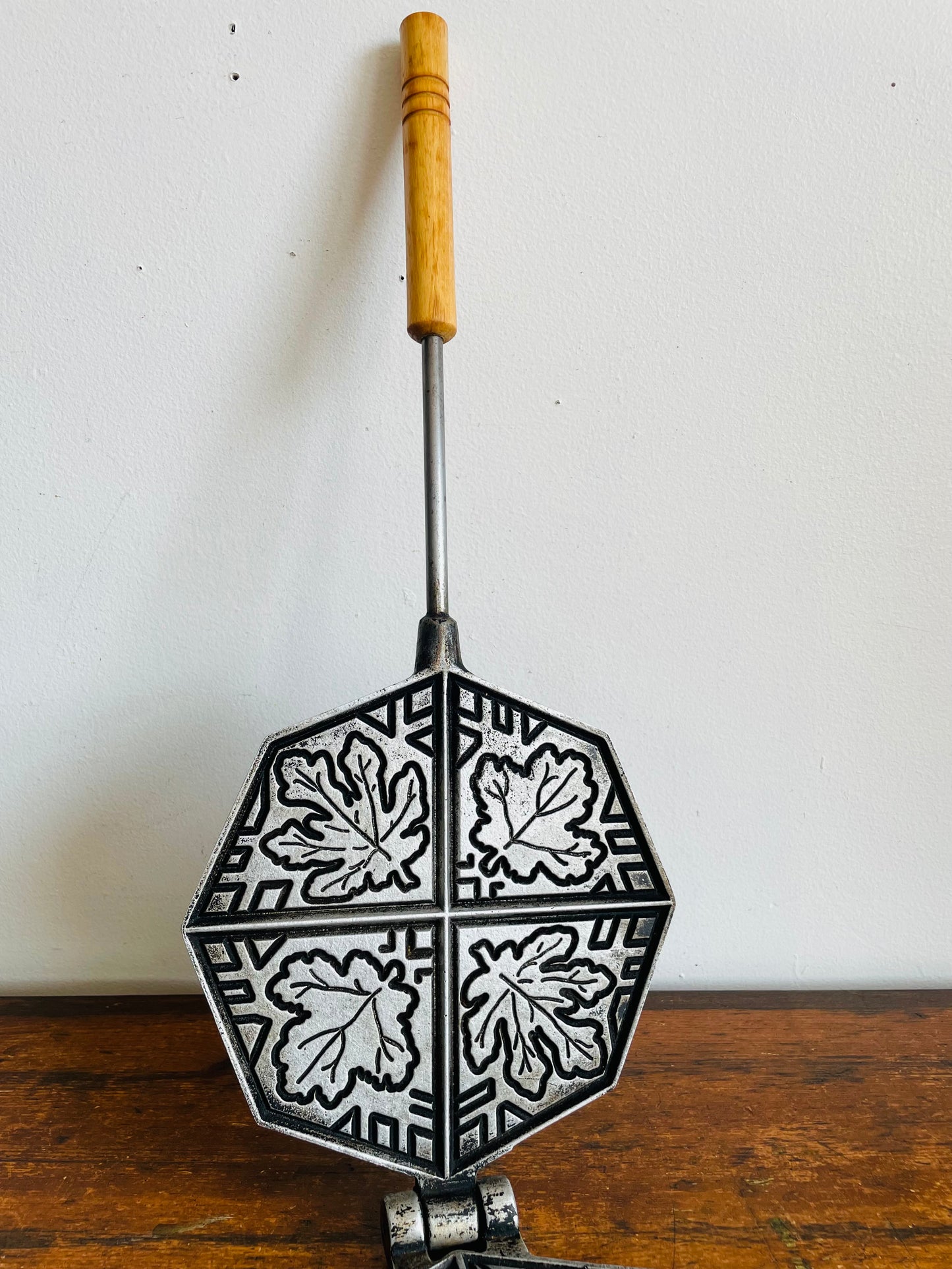 Berarducci Brothers Pizzelle Quattro 160-WB Cookie Waffle Iron with Leaf, Flower & Bird Shapes - McKeesport, Pennsylvania