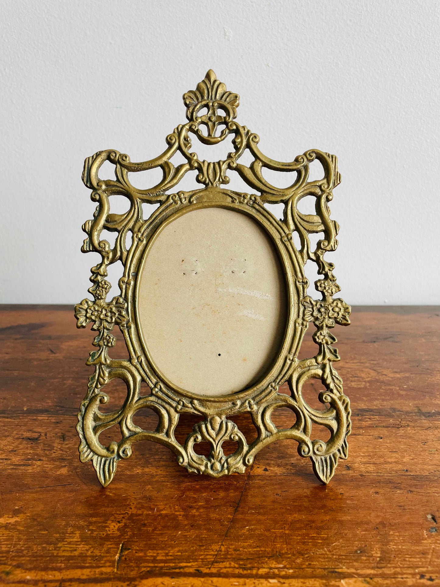 Heavy Ornate Brass Oval Picture Frame - Mann 1989 Made in Taiwan