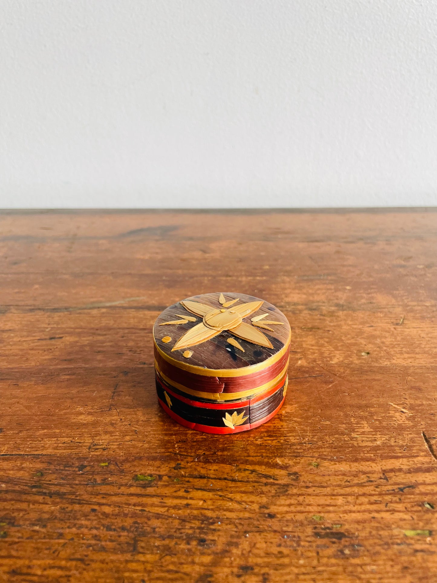 Round Straw Marquetry Jewellery, Trinket or Pill Box Container with Lid & Flower Design