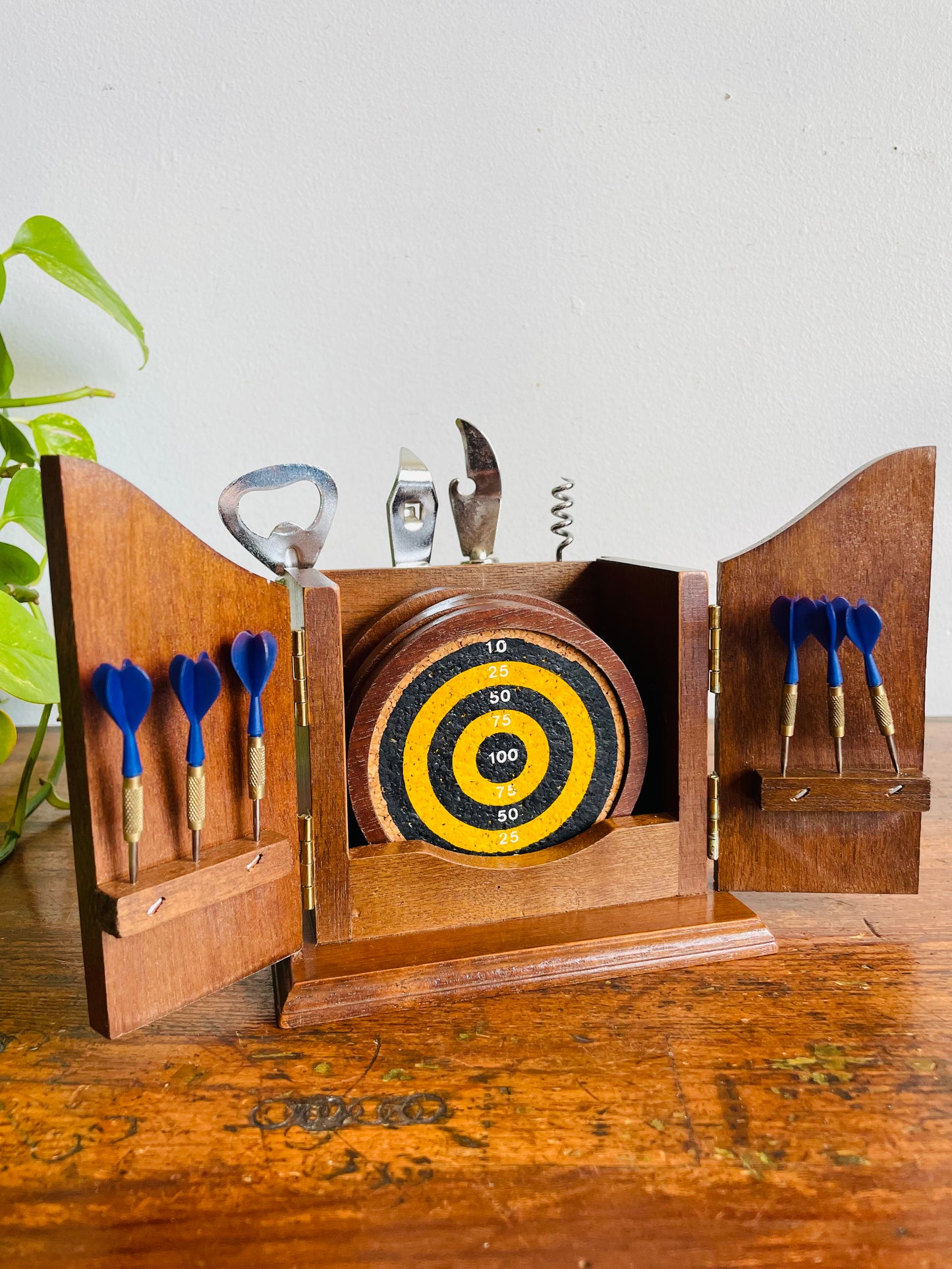 Vintage Giftcraft Kings Head Pub & Lodging Barware Set - Includes Caddy Case, 6 Dartboard Coasters, 6 Mini Darts & 4 Bar Tool Utensils