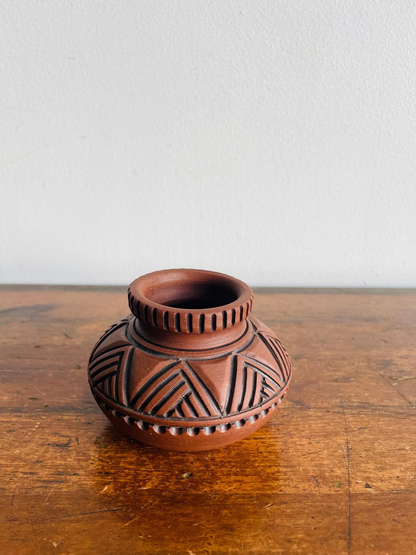 Talking Earth Pottery Vase - Signed by Artist Leigh Smith in 1978 - Six Nations of the Grand River Mohawk Indigenous Canadian Art