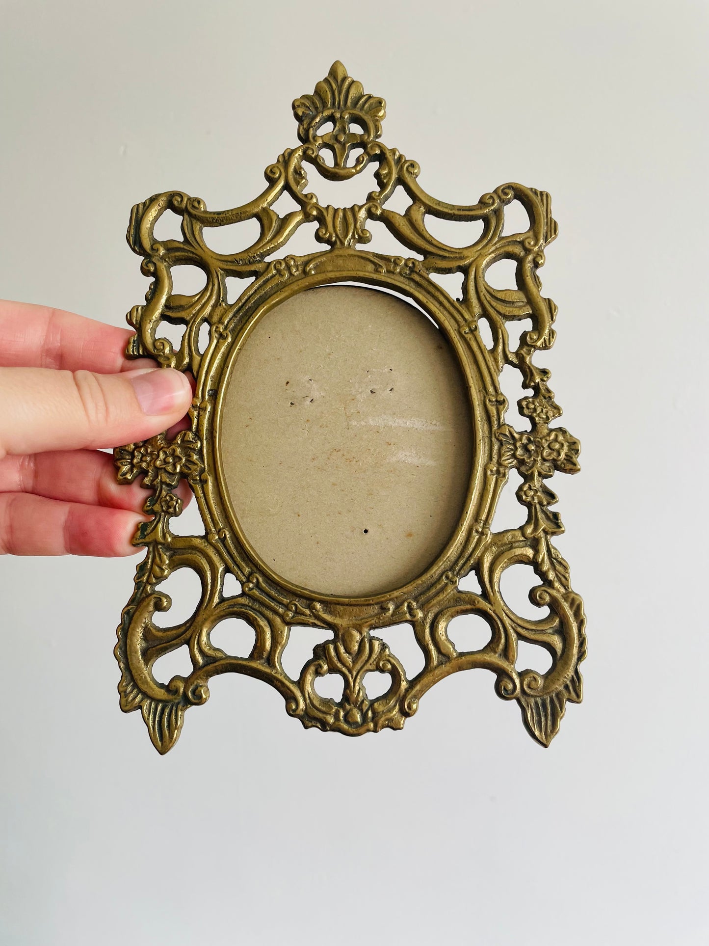 Heavy Ornate Brass Oval Picture Frame - Mann 1989 Made in Taiwan