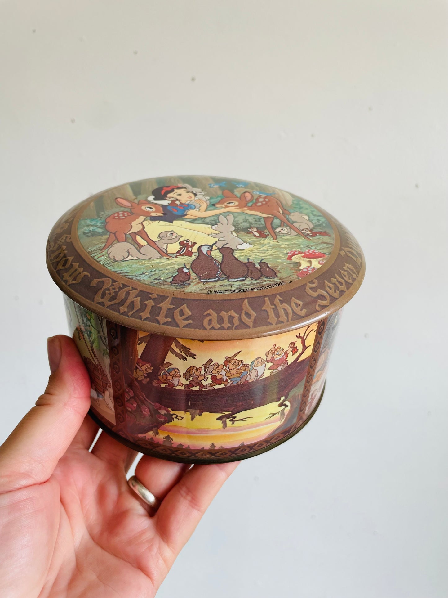 Vintage Walt Disney's Snow White And the Seven Dwarfs Round Tin - Made in England