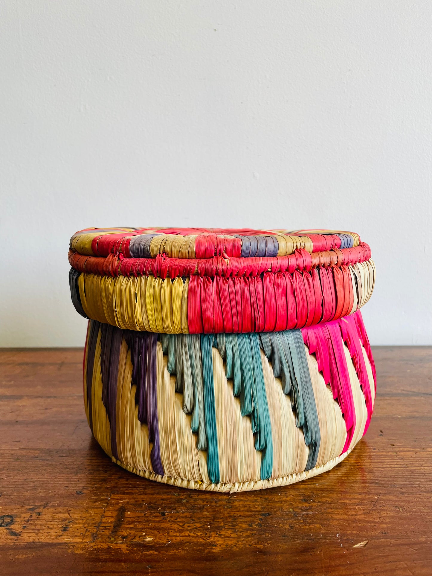 Round Brightly Woven Straw Basket with Lid
