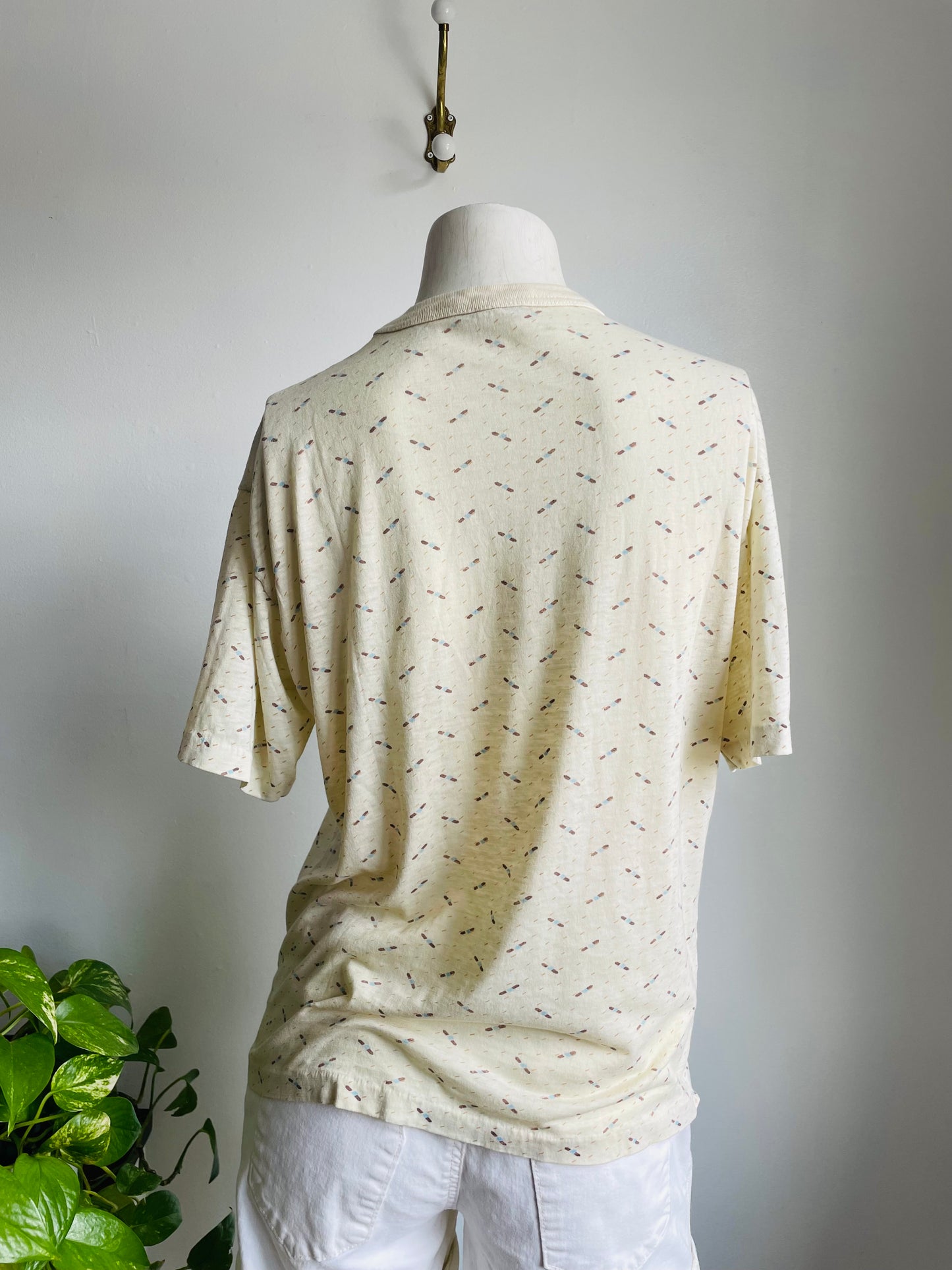 1970s Style Super Soft Montego Brand Cream T-Shirt with Line Graphics