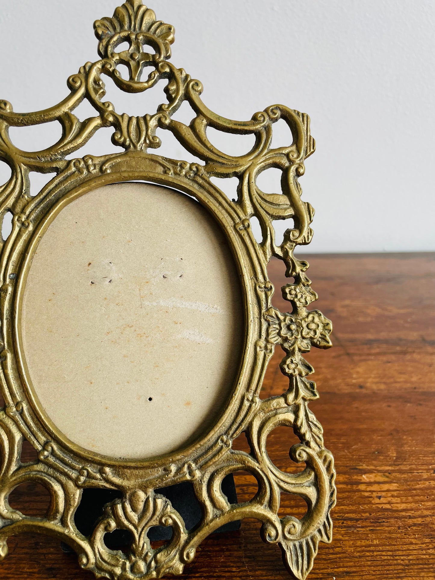 Heavy Ornate Brass Oval Picture Frame - Mann 1989 Made in Taiwan