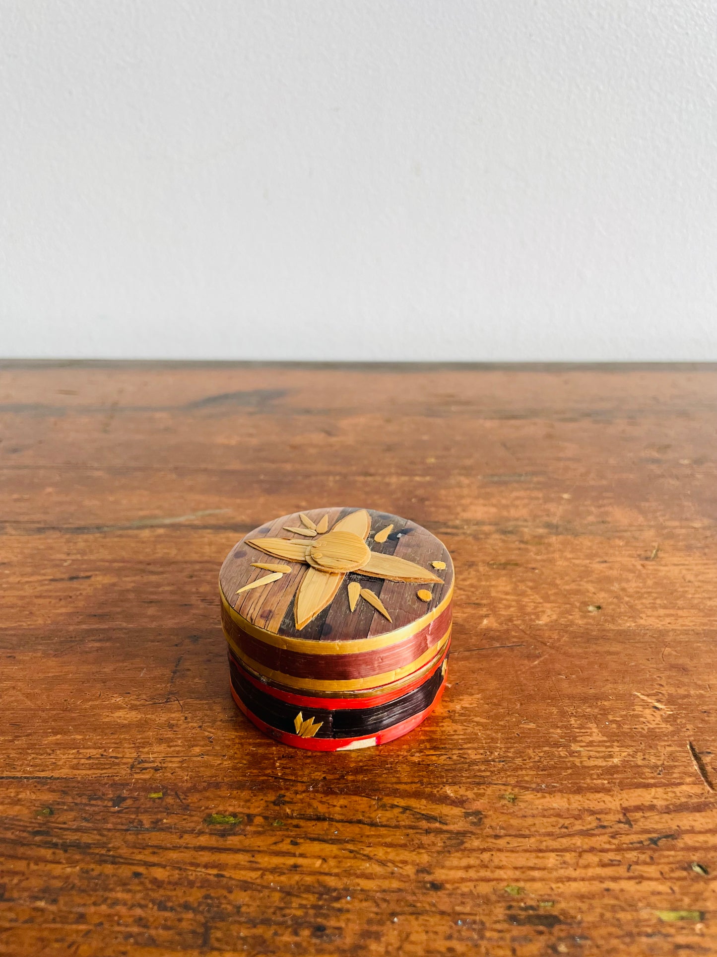 Round Straw Marquetry Jewellery, Trinket or Pill Box Container with Lid & Flower Design