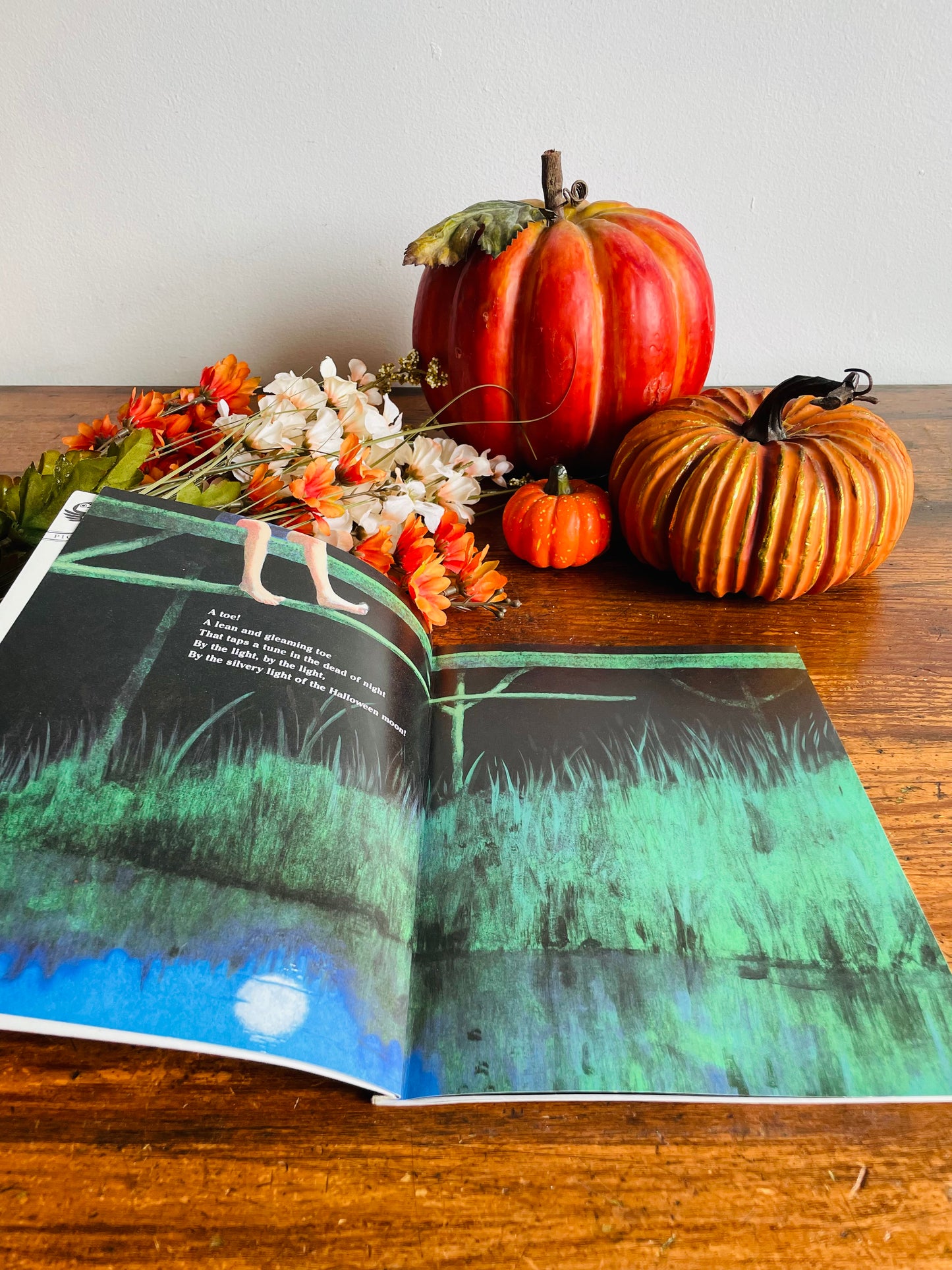 By The Light of The Halloween Moon Book by Caroline Stutson & Kevin Hawkes (1993)